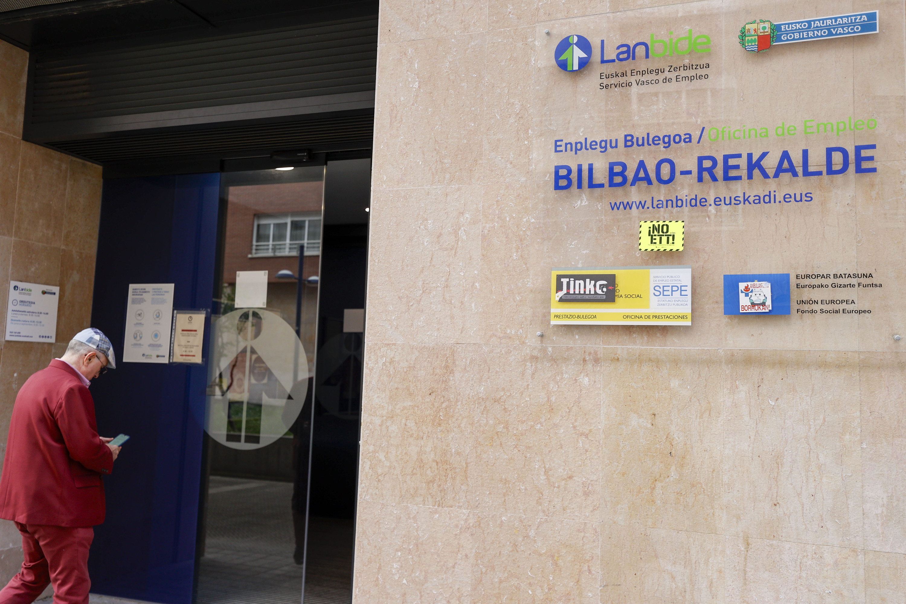 Lanbideren bulego bat, Bilbon. LUIS TEJIDO / EFE