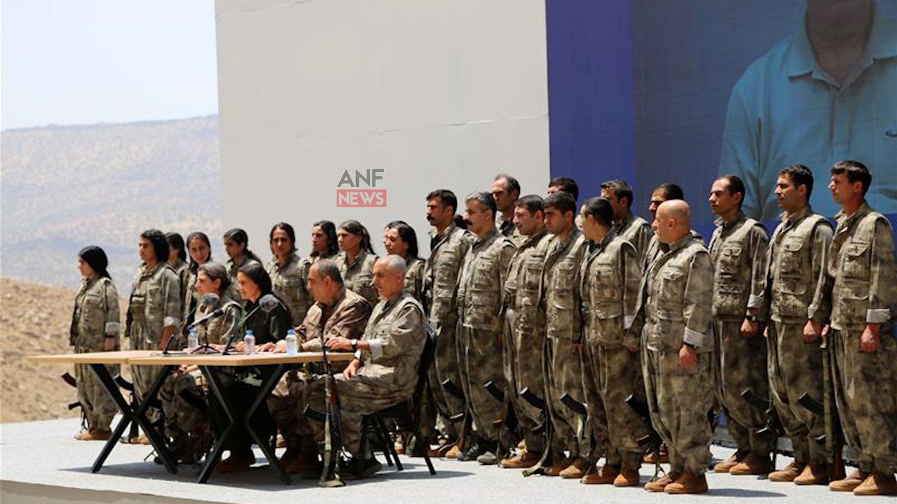 PKK-ko miliziano batzuk armagabetzea hasteko zeremonian, aurreko ostiralean. ANF