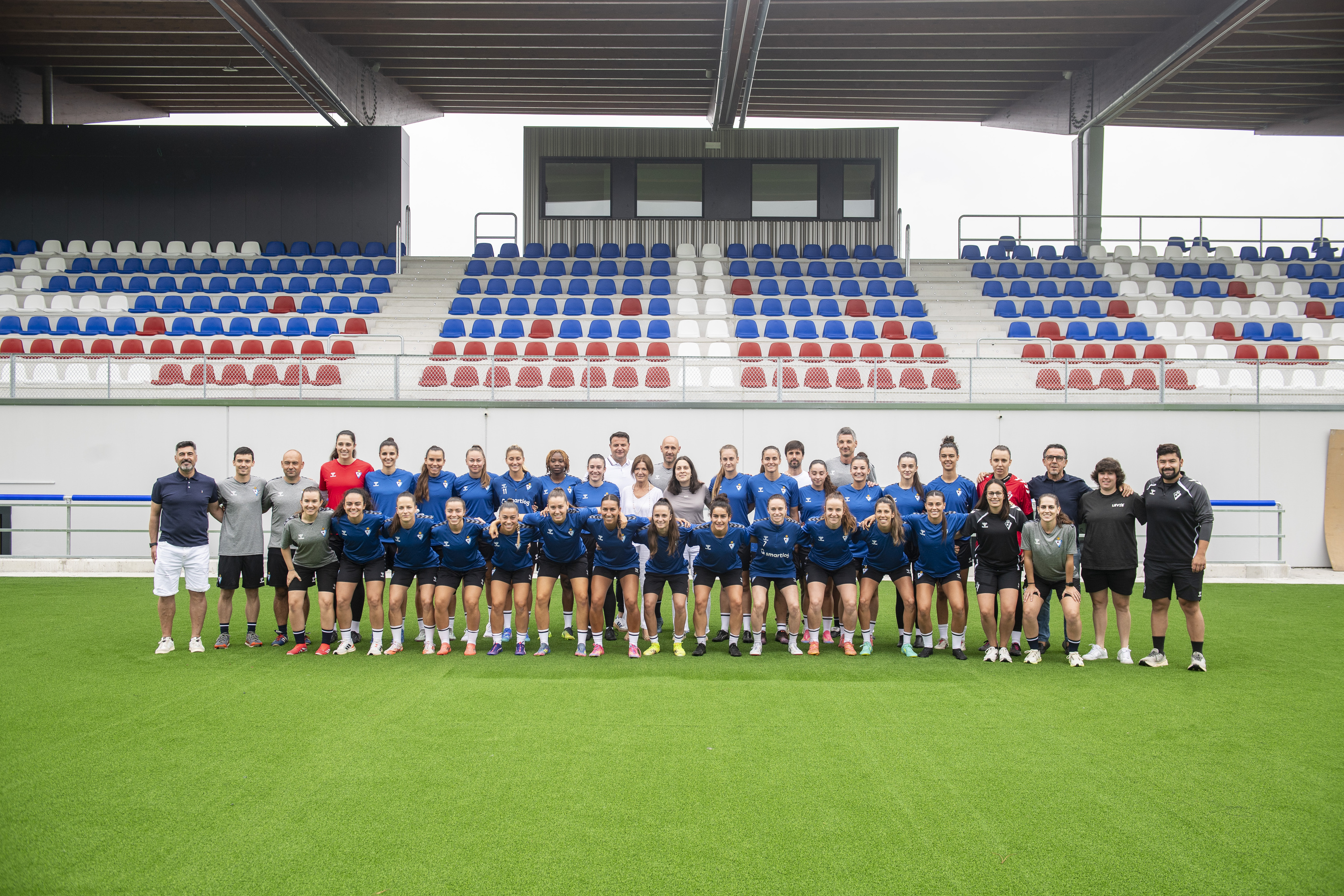 Eibarreko jokalariak eta entrenatzaile multzoa, sasoiko lehen entrenamendua hasi aurretik. JAIZKI FONTANEDA / FOKU