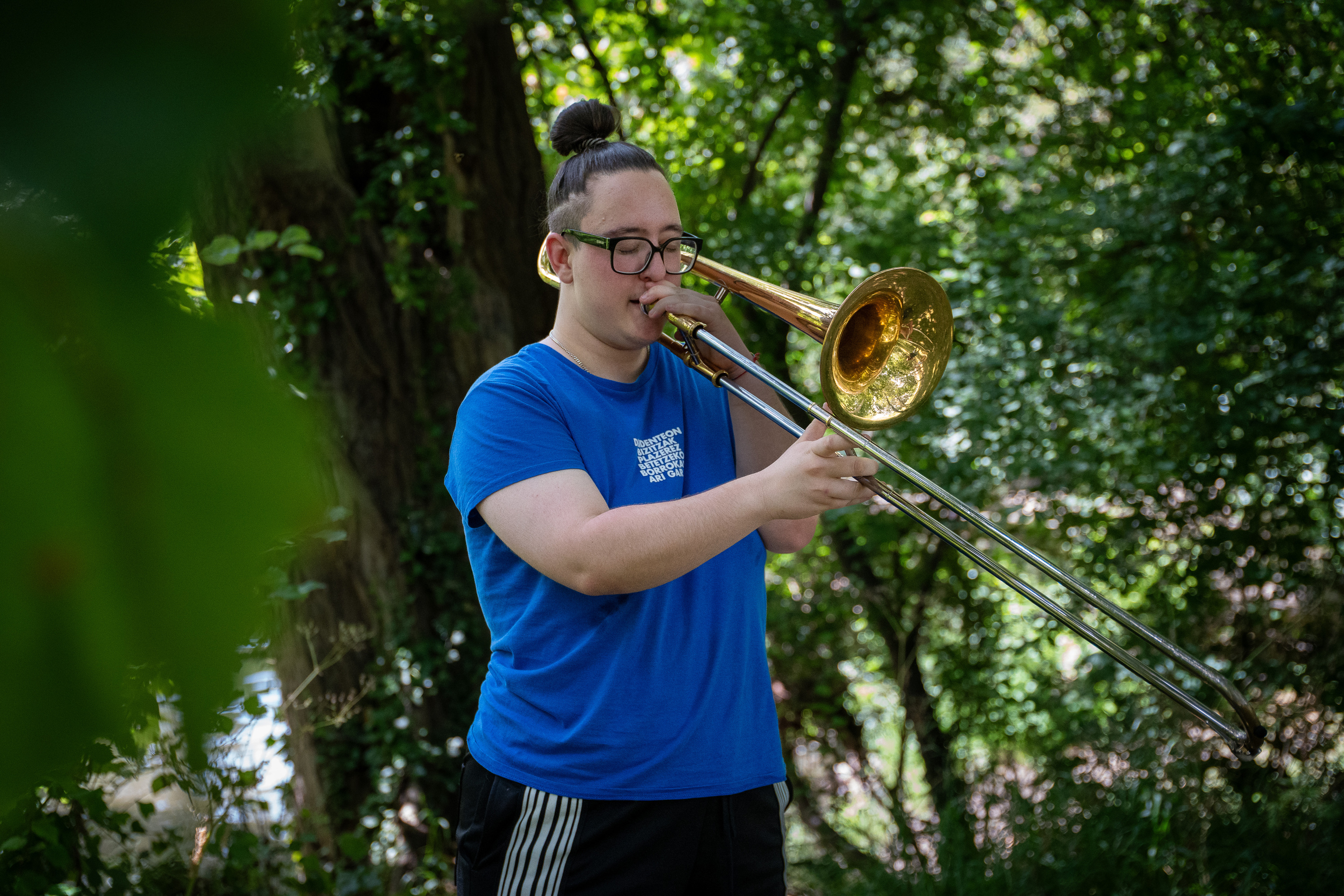 Amets Aznarez musikaria, ekainaren hondarrean Arrotxapean, Argaren ibaiertzean. AITOR KARASATORRE / FOKU