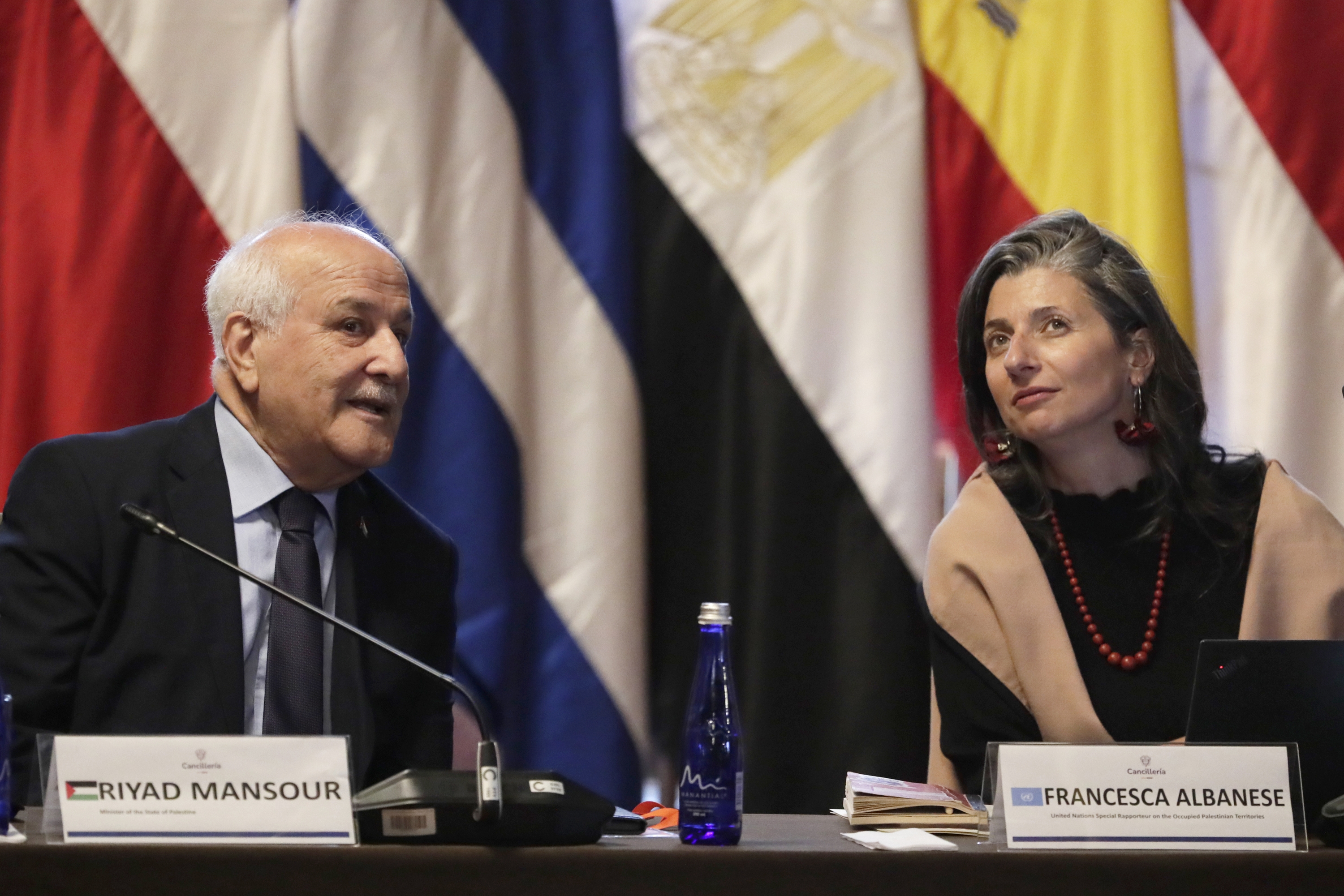 Riyad Mansur Palestinak NBEn duen ordezkaria eta Francesca Albanese NBEren Palestinarako kontalari berezia atzo, Bogotan. CARLOS ORTEGA / EFE