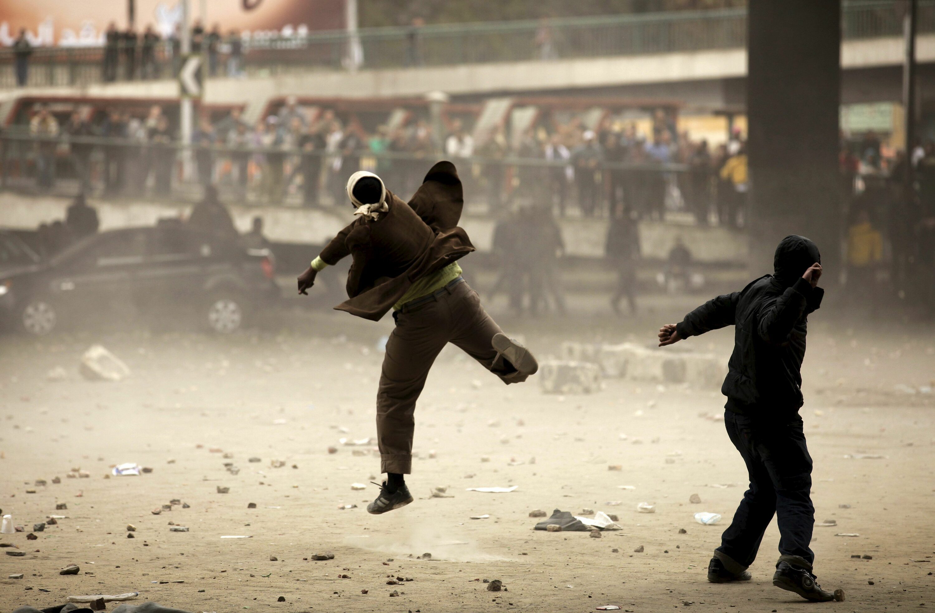 Hosni Mubarak Egiptoko presidente zenaren aldekoak eta kontrakoak elkarri harriak botatzen Kairon, 2011ko otsailaren 3an. FELIPE TRUEBA / EFE