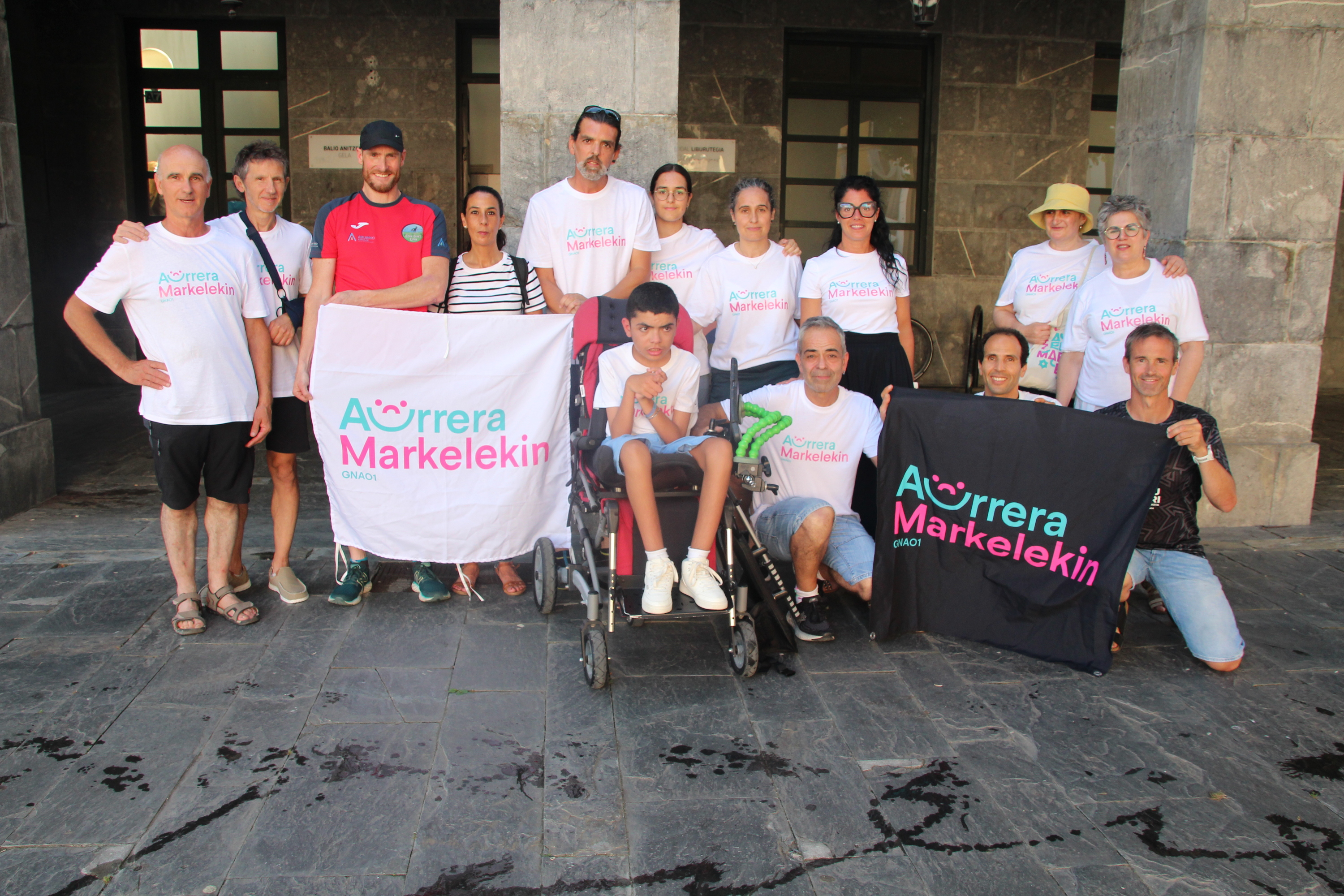 Markel Carmona, familiarekin, Aurrera Markelekin, Ezina Ekinez Egina eta Bizi Kirol elkarteko kideekin, uztail hasieran, Villabonako plazan. IMANOL GARCIA LANDA