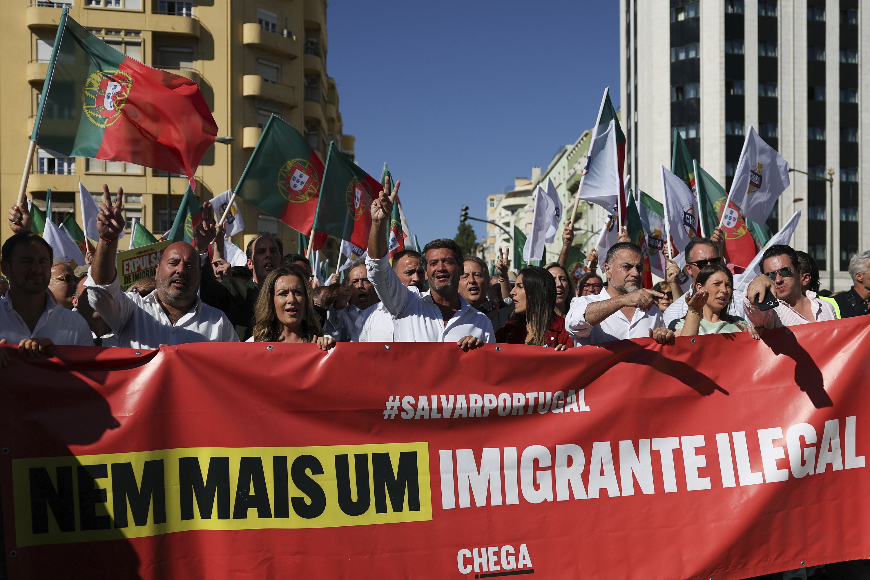 Ultraeskuinak deitutako manifestazio bat, migrazio politikak gogortzeko eskatuz, iazko irailean, Lisboan. Erdian, Chegako buru Andre Ventura. JOSE SENA GOULAO / EFE