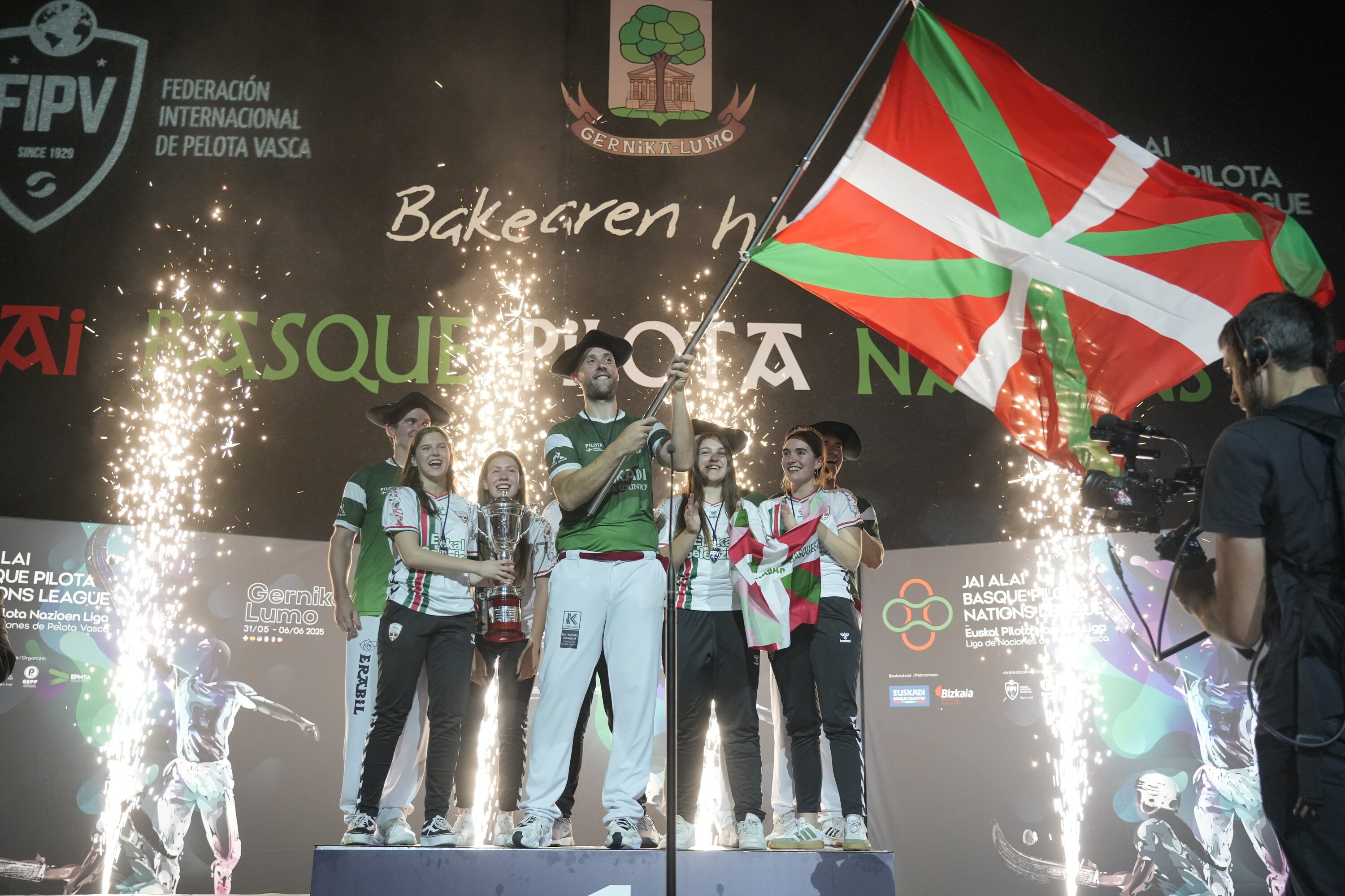 Euskal selekzioko puntistak Nazioen Ligako podiumaren gorenean. ARITZ LOIOLA / FOKU