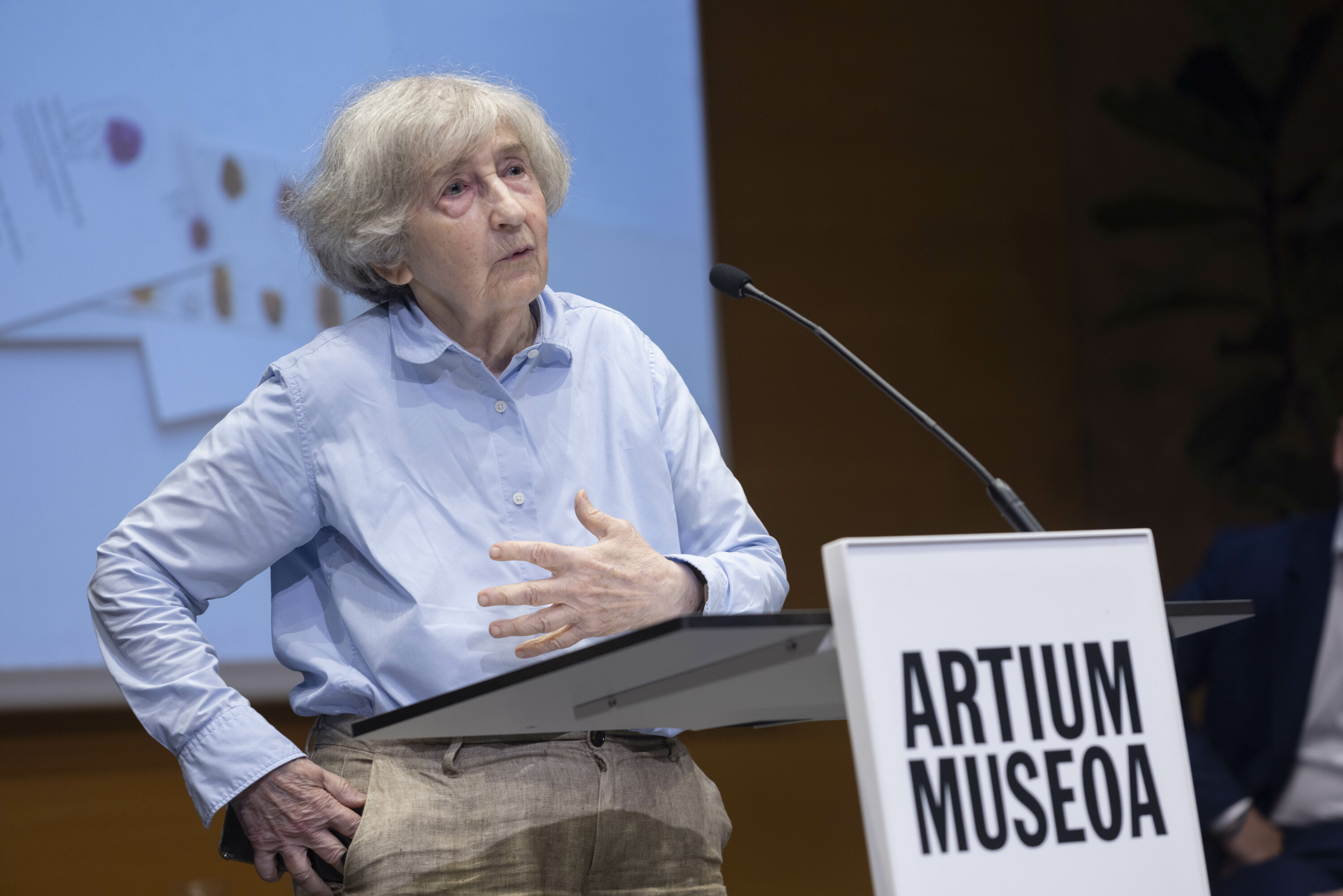 Mari Puri Herrero artista, atzo, Artiumen eta EITBren hitzarmenaren aurkezpenean. ARTIUM