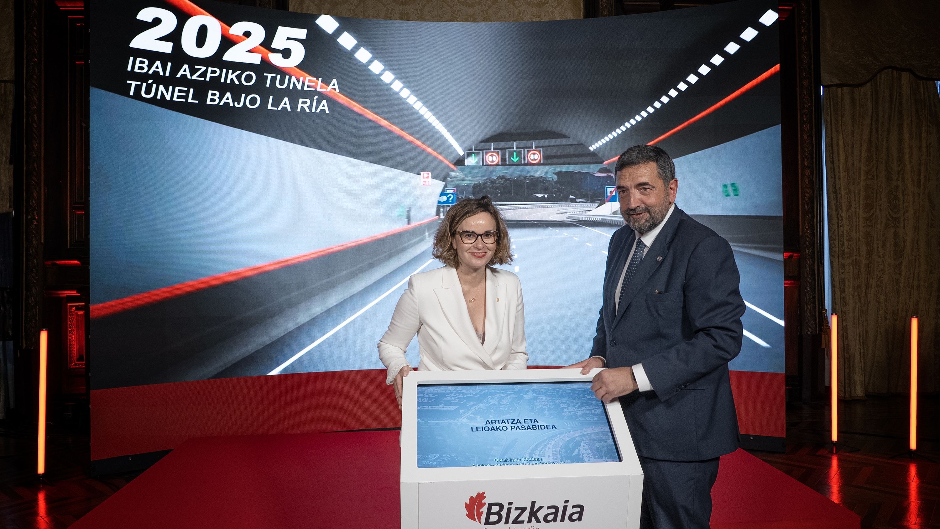 Elizabete Etxanobe eta Carlos Alzaga, itsasadar azpiko tunelaren aurkezpenean. BIZKAIKO FORU ALDUNDIA