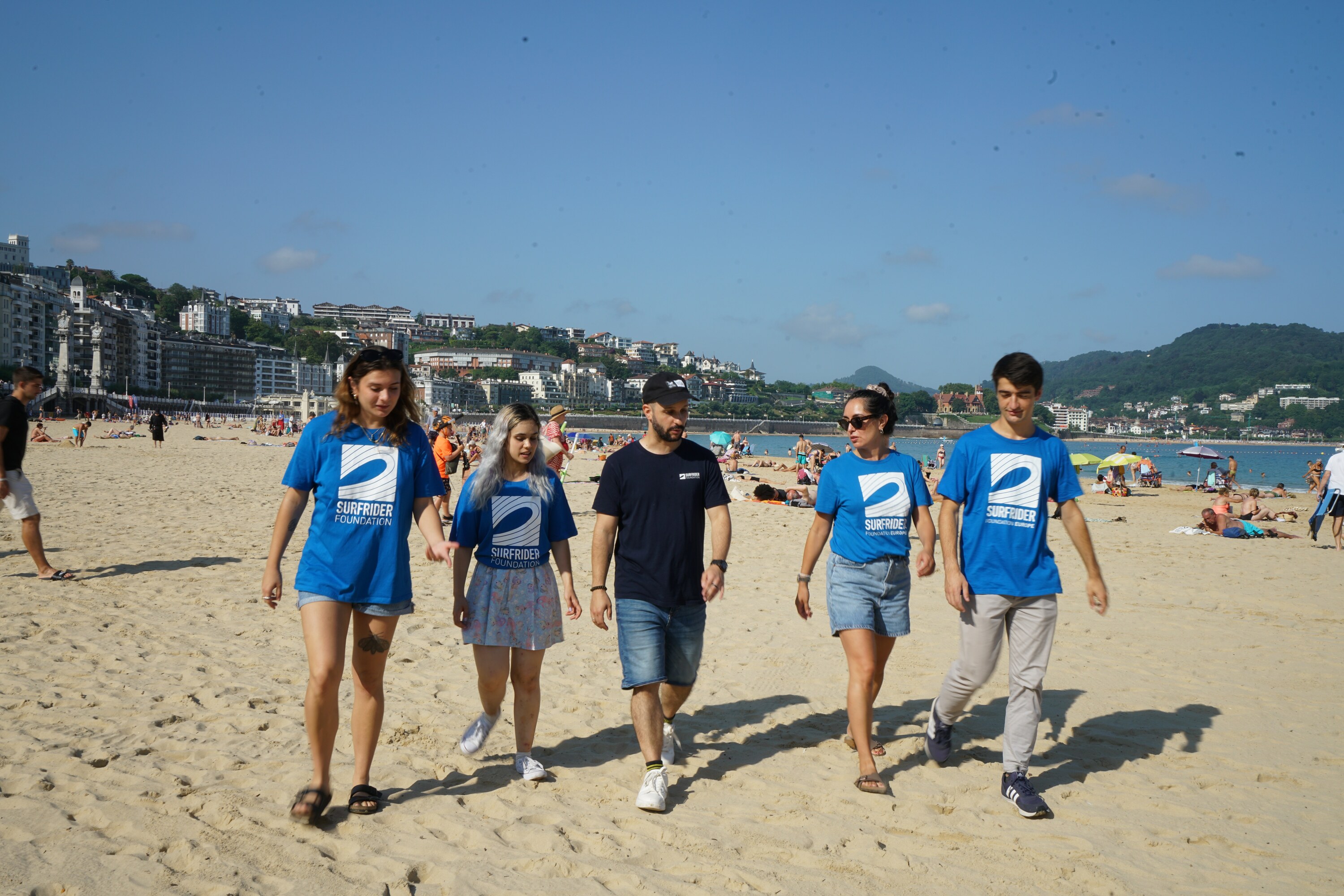 Surfrider Foundation elkartea Kontxako hondartzan. SURFRIDER