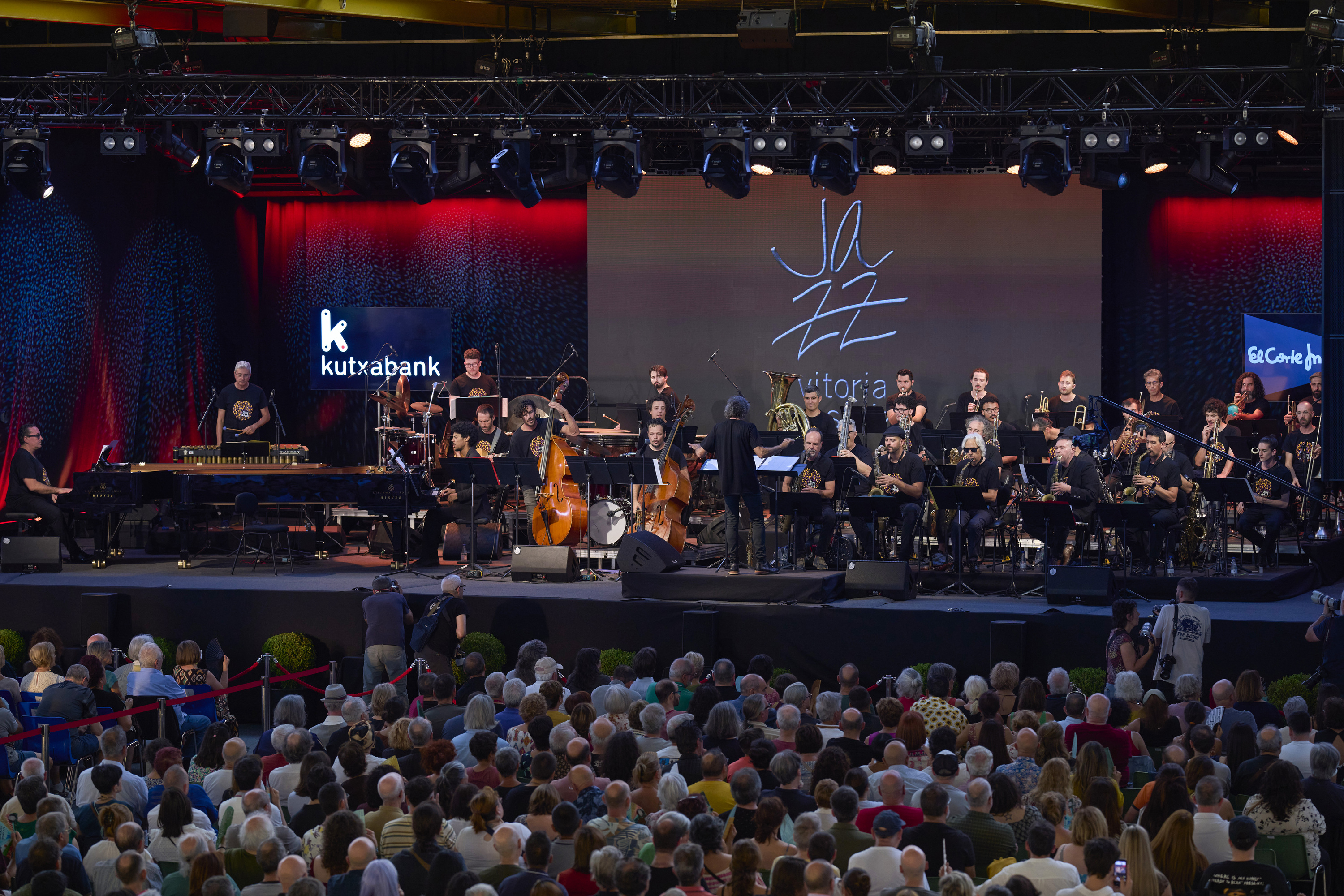 Clasijazz Big Band orkestraren emanaldia Mendizorrotzan, Gasteizko 48. Jazzaldian. ADRIAN RUIZ HIERRO / EFE