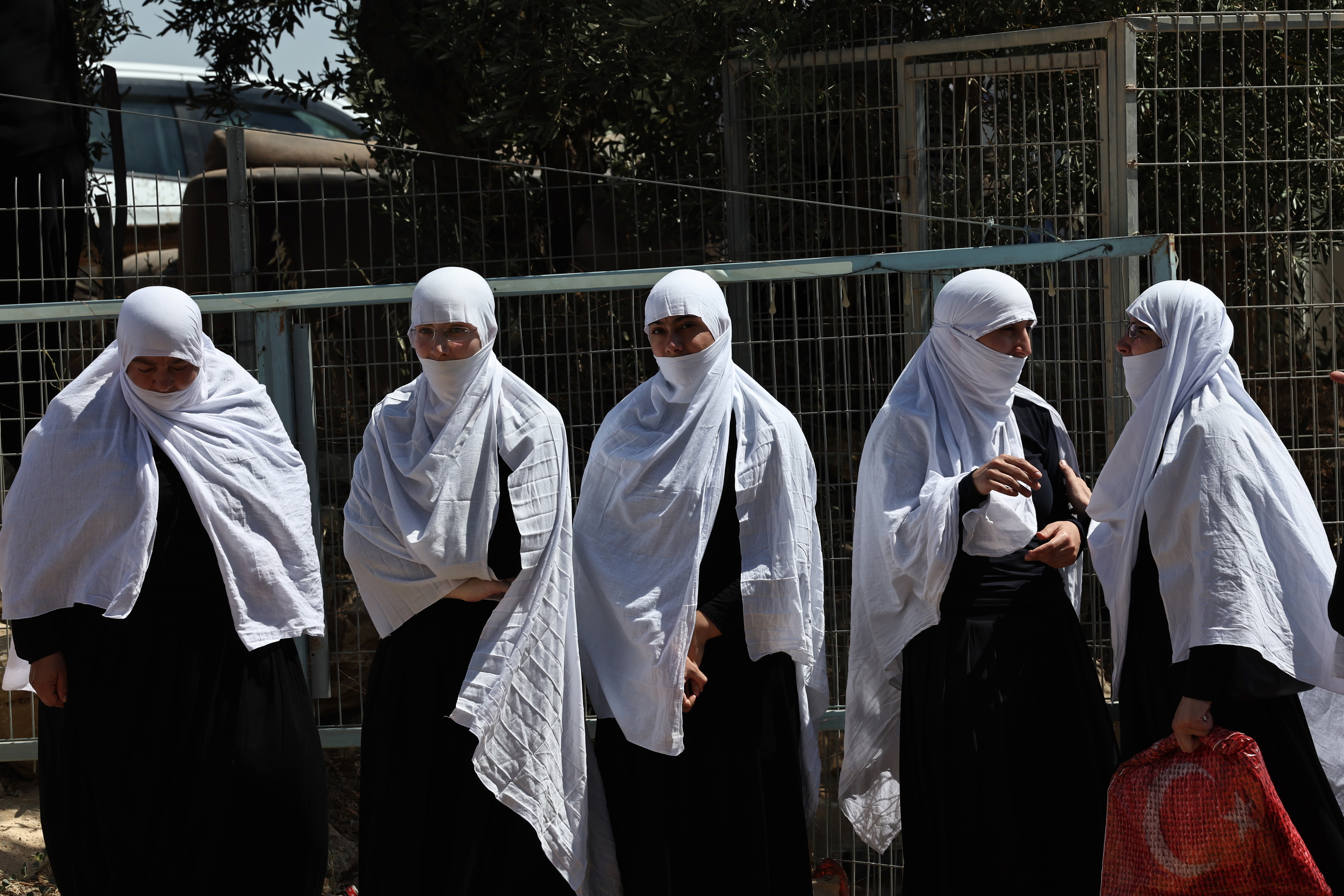 Bost emakume druso, beren herrietara itzultzen su etena iragarri ondoren, Siria hegoaldean, gaur. ATEF SAFADI / EFE