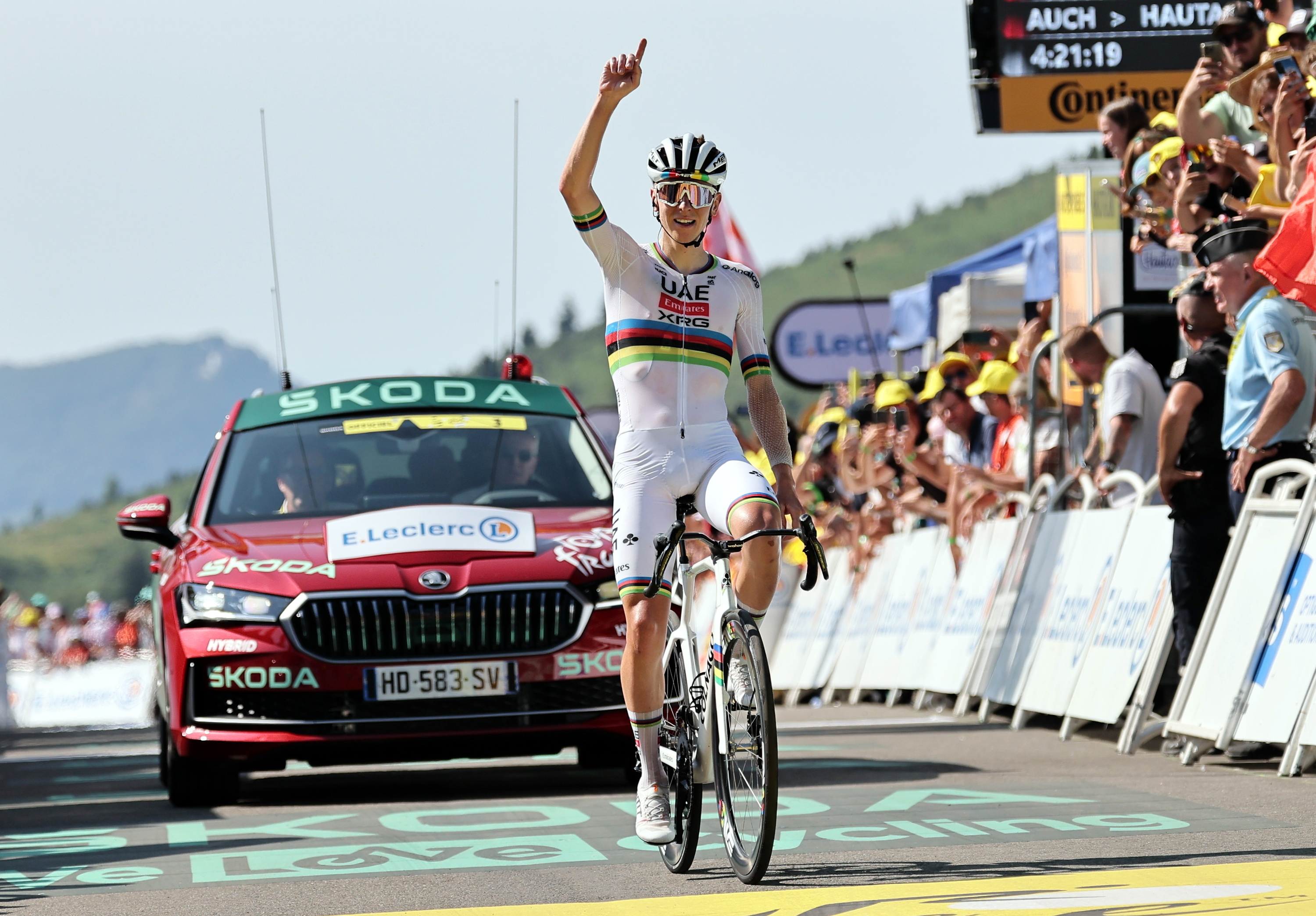 Tadej Pogacar helmugan, Hautacam mendatean. CHRISTOPHE PETIT TESSON / EFE