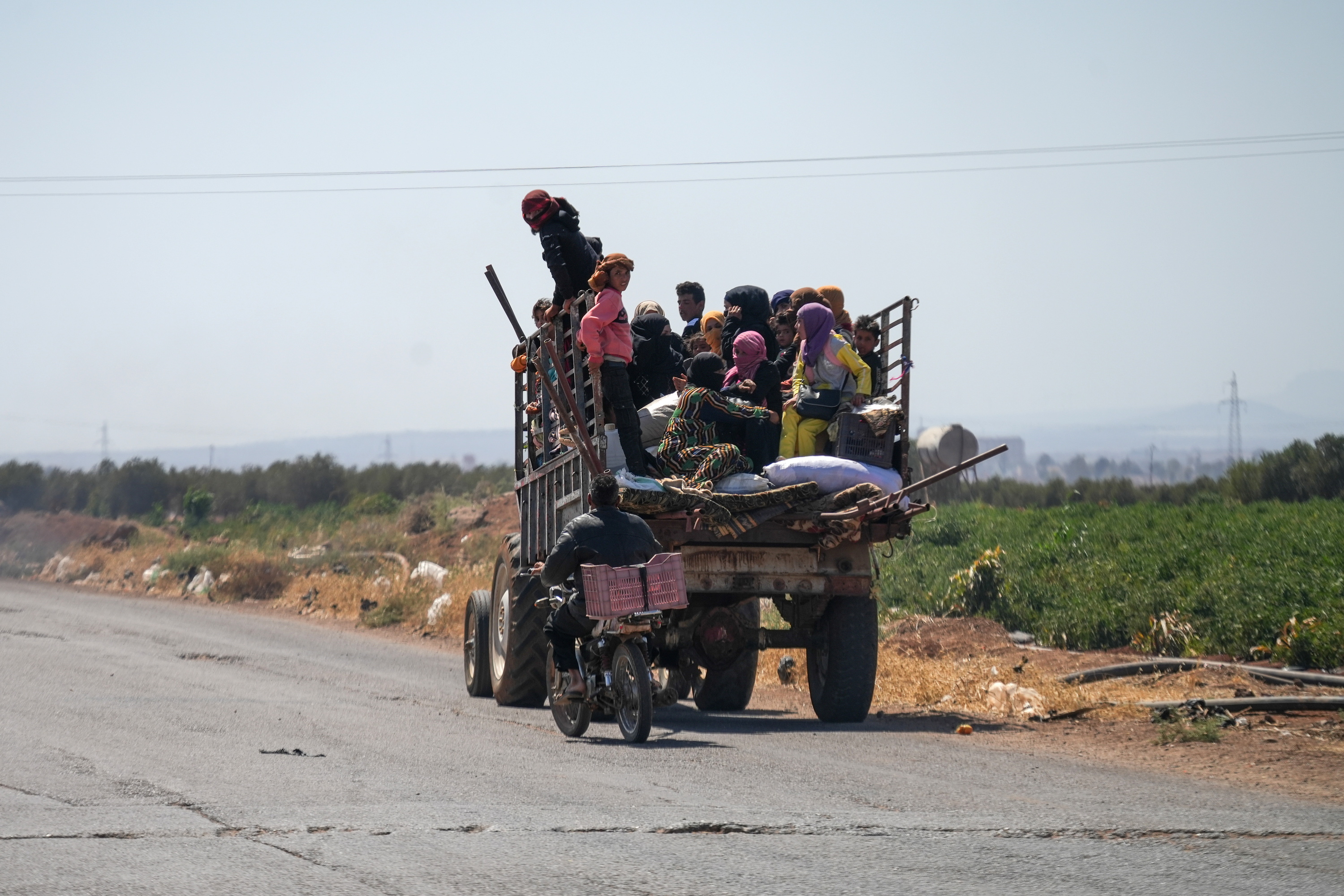 Siria hegoaldeko beduino batzuk As-Suwaydatik irteten, atzo. AHMAD FALLAHA / EFE