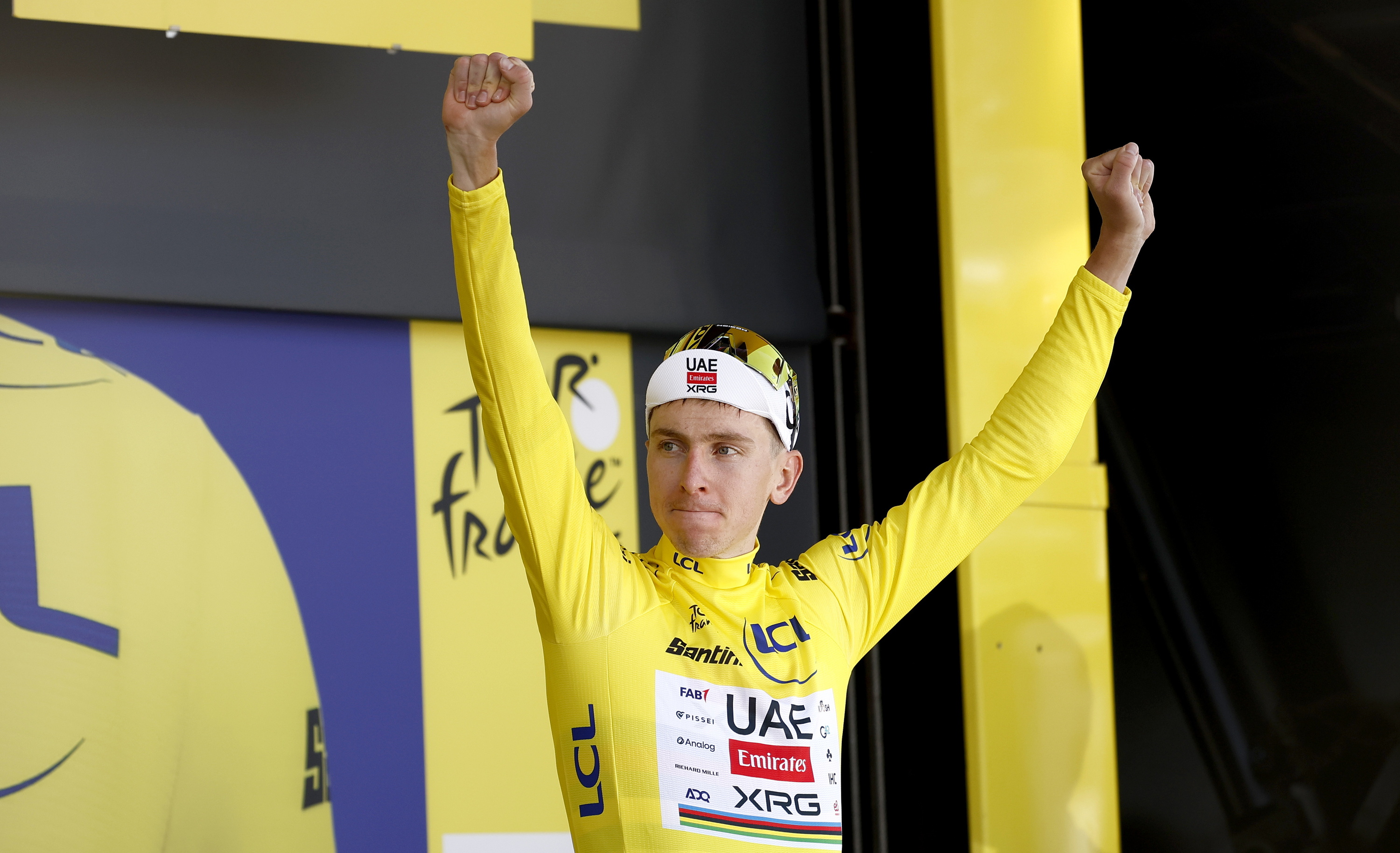 Tadej Pogacar horiz jantzita, podiumean. MARTIN DIVISEK / EFE