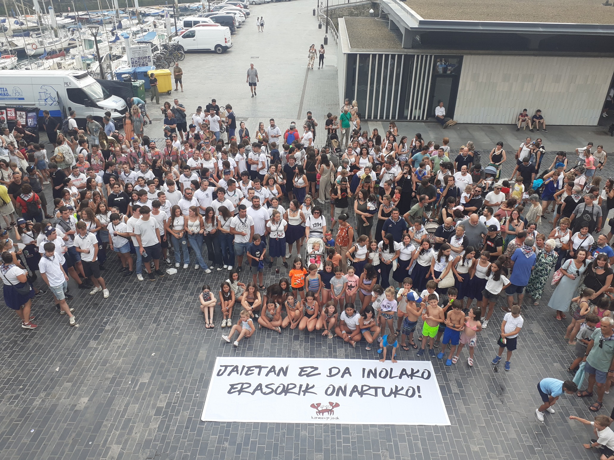 Jaiak eten dituzte, talde argazkia egiteko, protesta gisa. BERRIA