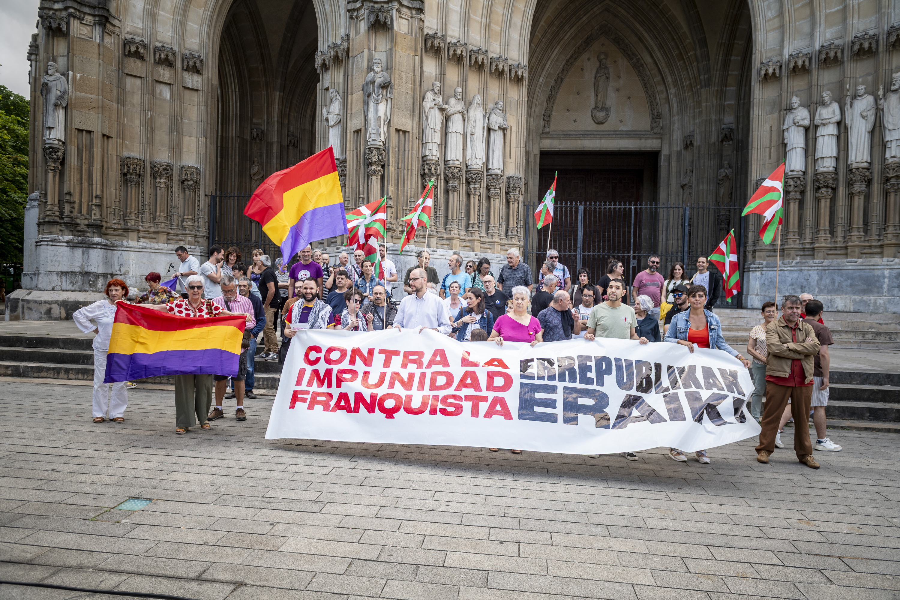 Faxismoaren aurkako elkarretaratzea, gGasteizko katedral berriaren aurrean. JAIZKI FONTANEDA / FOKU 