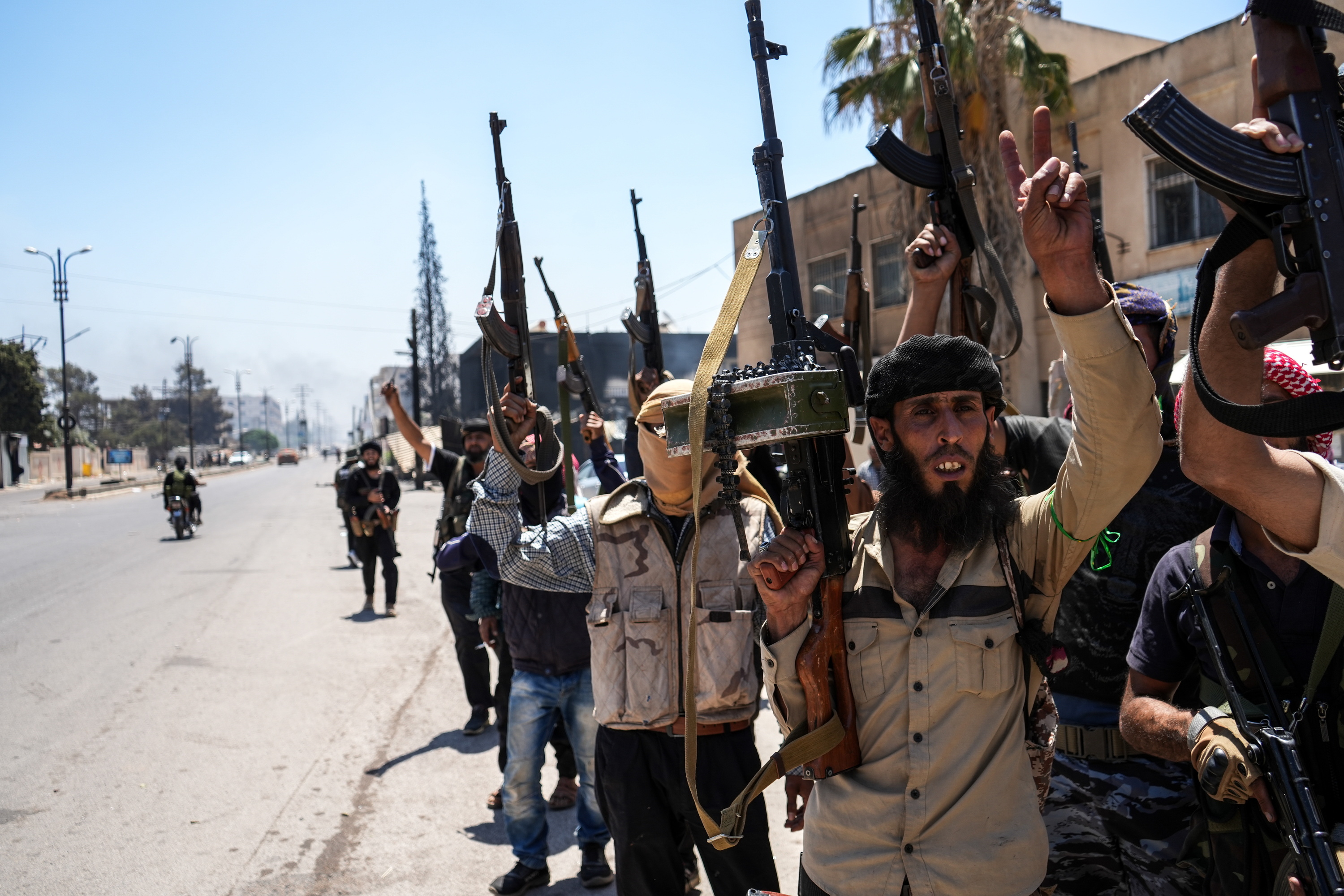 Siria hegoaldeko beduino batzuk gehiengo drusoko herri batean, atzo, As-Suwayda eskualdean. AHMAD FALLAHA / EFE