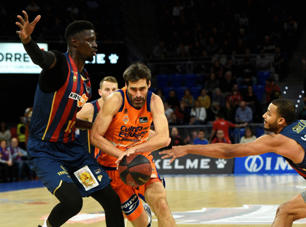 Fall defentsako lan ona eginez San Emeterioren sarrera oztopatuz, gaur. ADRIAN RUIZ DE HIERRO / EFE