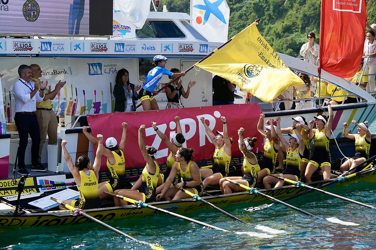 Orioko arraunlariak, gaur, Orioko bandera astintzen. ANDONI CANELLADA / FOKU