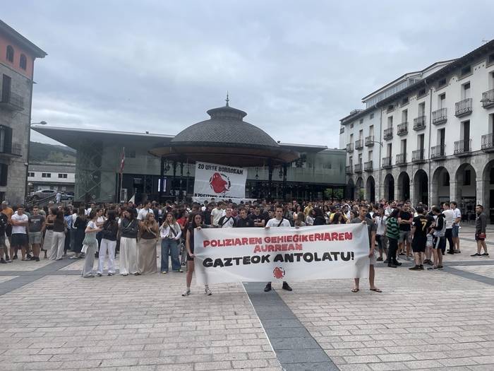 Azpeitiko Gaztetxeak deitutako elkarretaratzea, gaur, Azpeitian. NEREA URANGA / GUKA