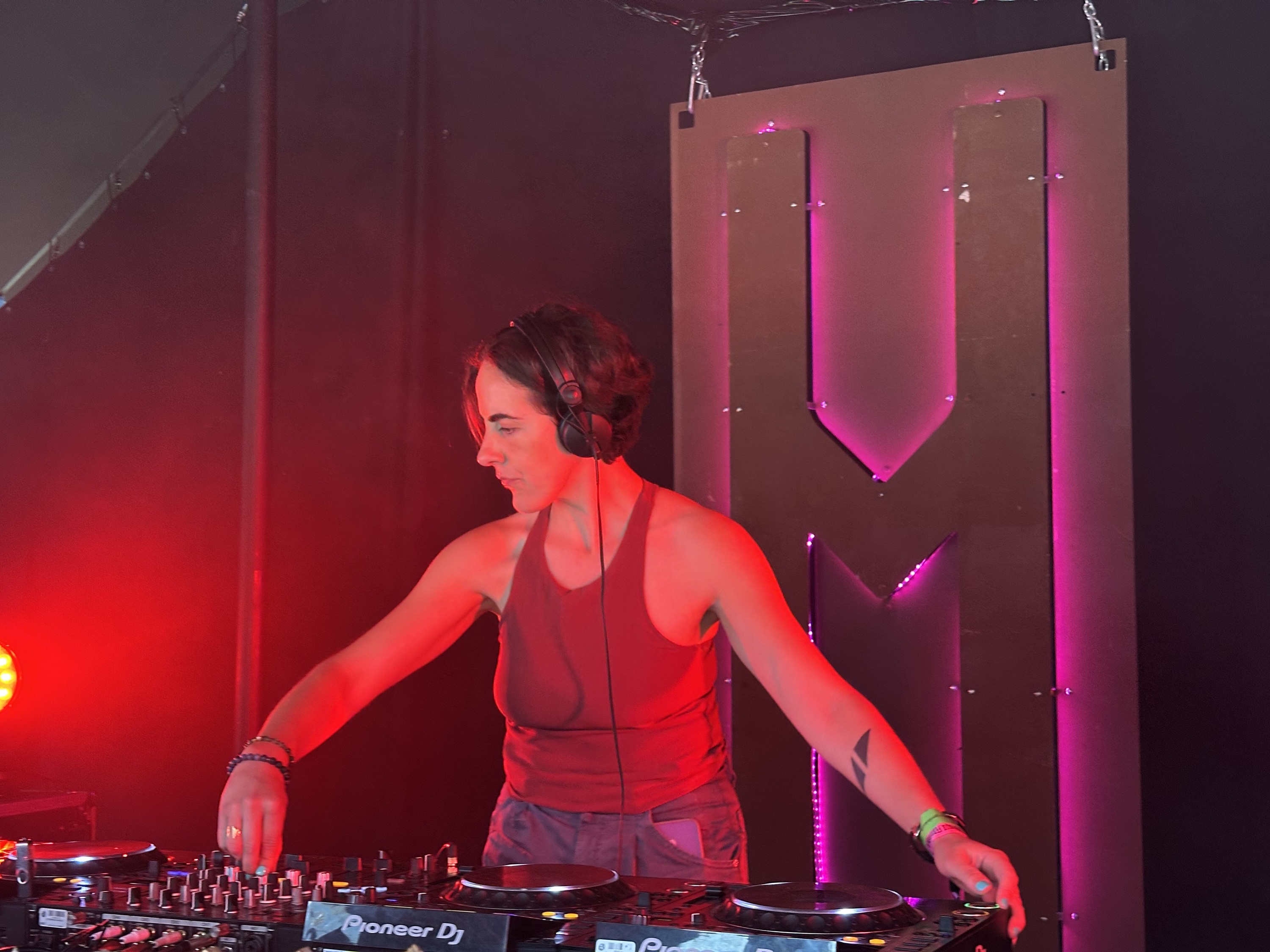 DJ Om Lila Harrikada festibalean, Izarran. OLI ARTOLA APEZTEGIA