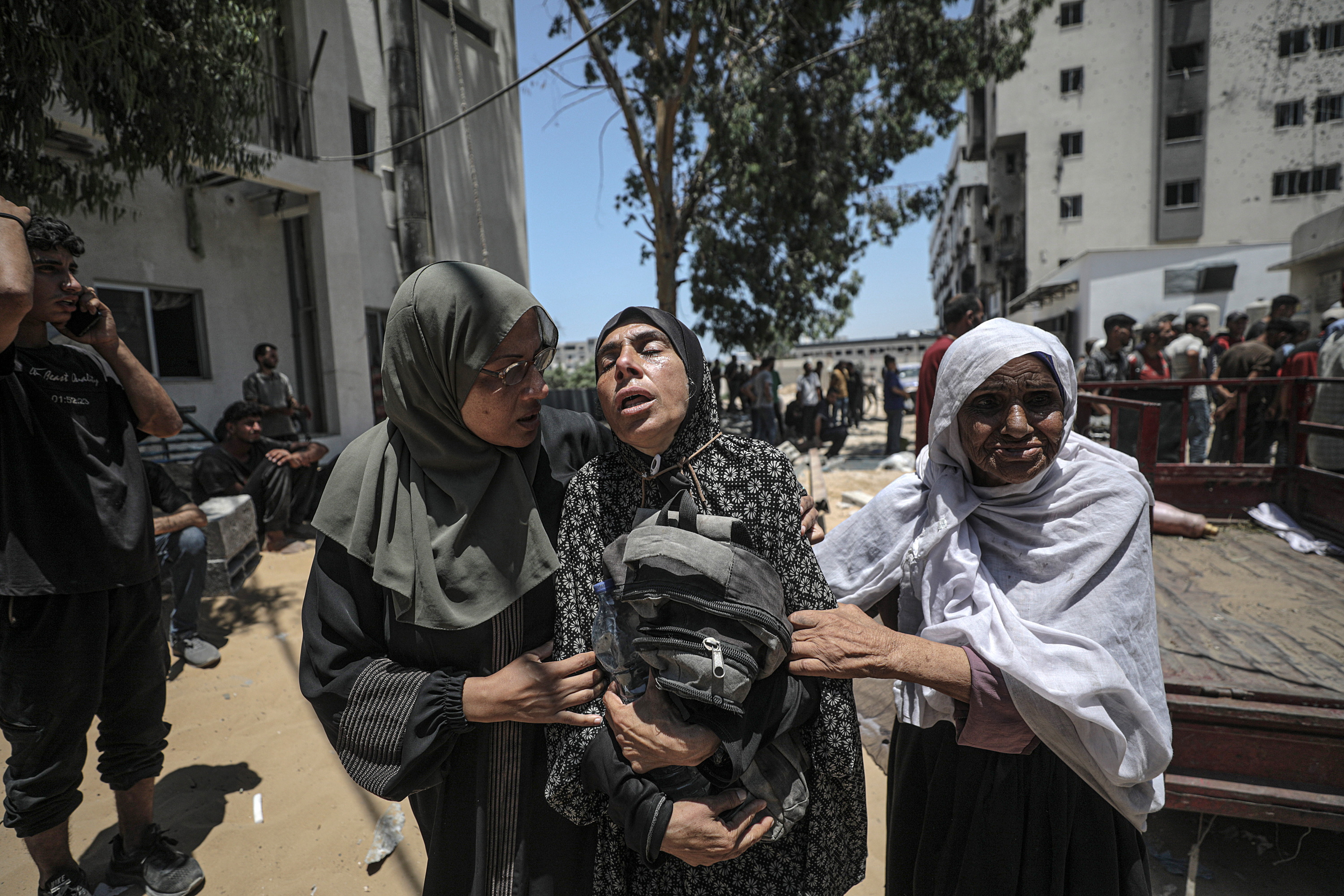 Laguntza jasotzeko gune batean Israelek hil dituen pertsona baten senideak, atzo, Gaza hirian. MOHAMMED SABER / EFE