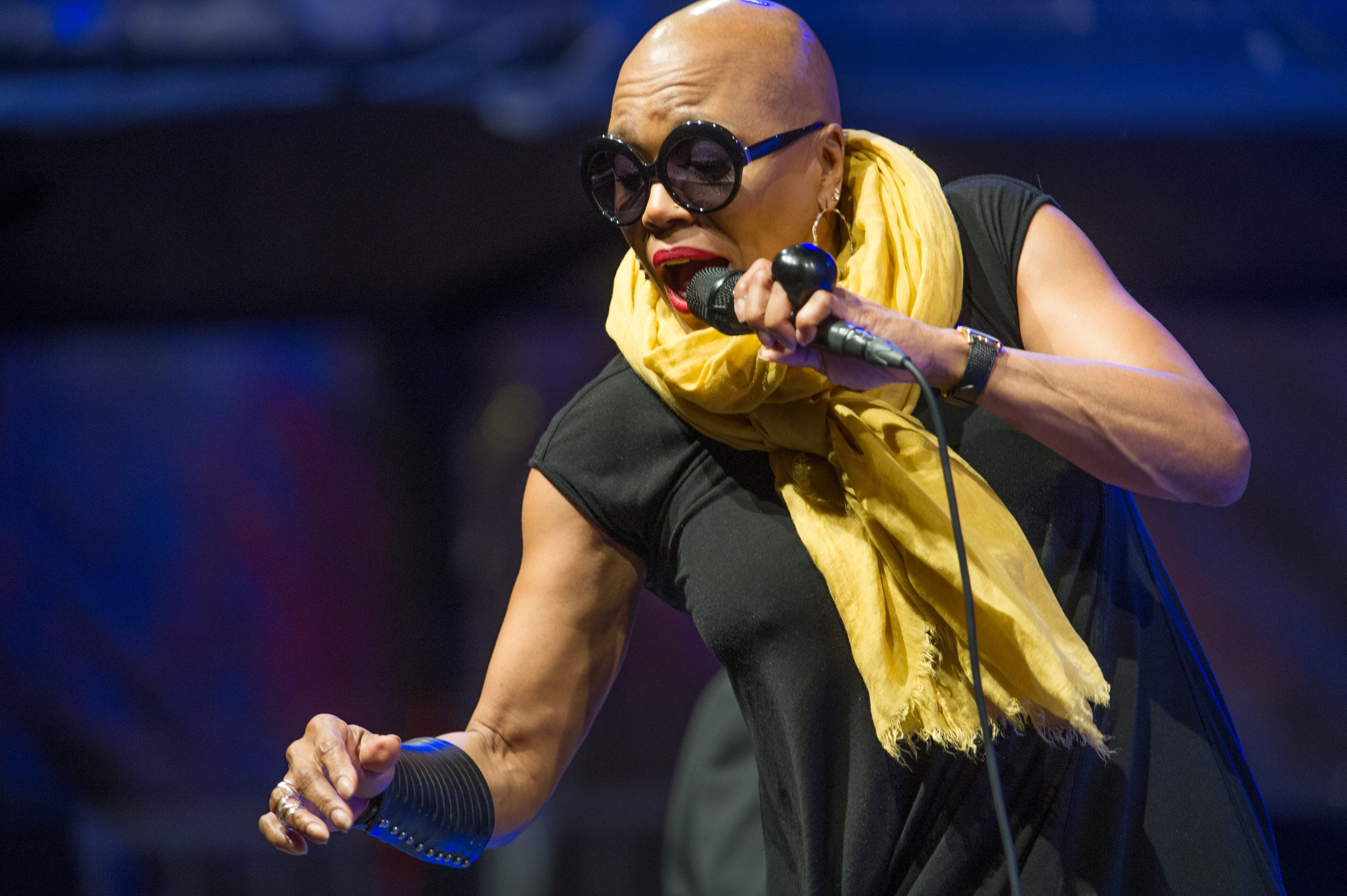 Dee Dee Bridgewater abeslari estatubatuarrak duela hamar urte ere kantatu zuen Trinitate plazan; bertan ariko da ostiralean. JUAN CARLOS RUIZ / FOKU