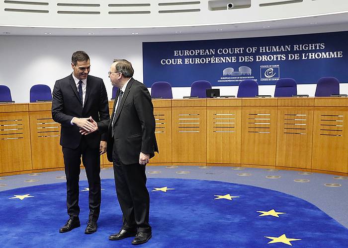 Pedro Sanchez Espainiako presidentea eta Estrasburgoko auzitegiko presidente Guido Raimondi, otsailean. J.P. GANDUL