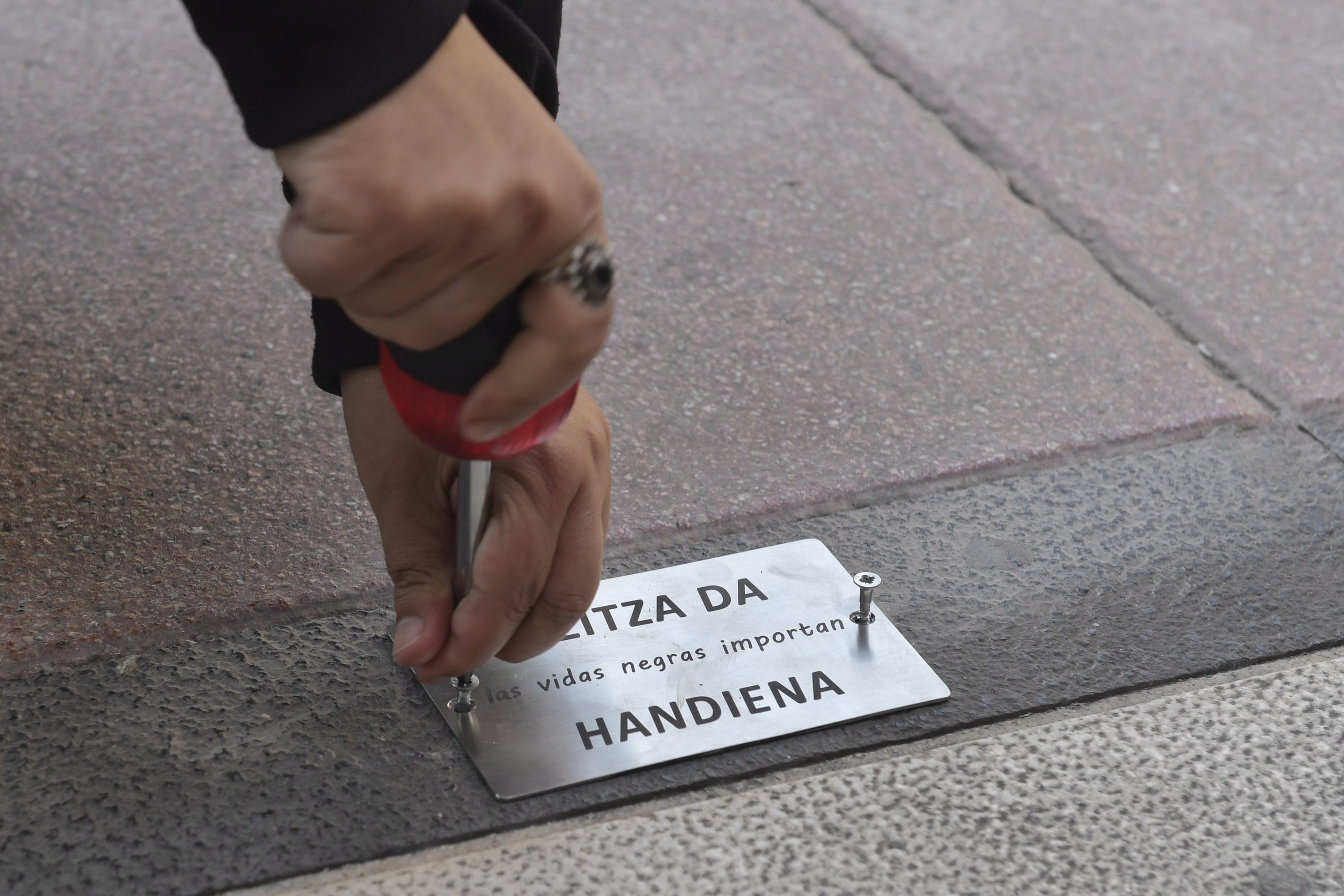 SOS Arrazakeria elkarteak Iruñeko komisaria batean atxilotua zegoela hildako Elhadji Ndiayeren omenezko plaka jarri du Marcelo Zelaieta etorbidean. IDOIA ZABALETA / FOKU