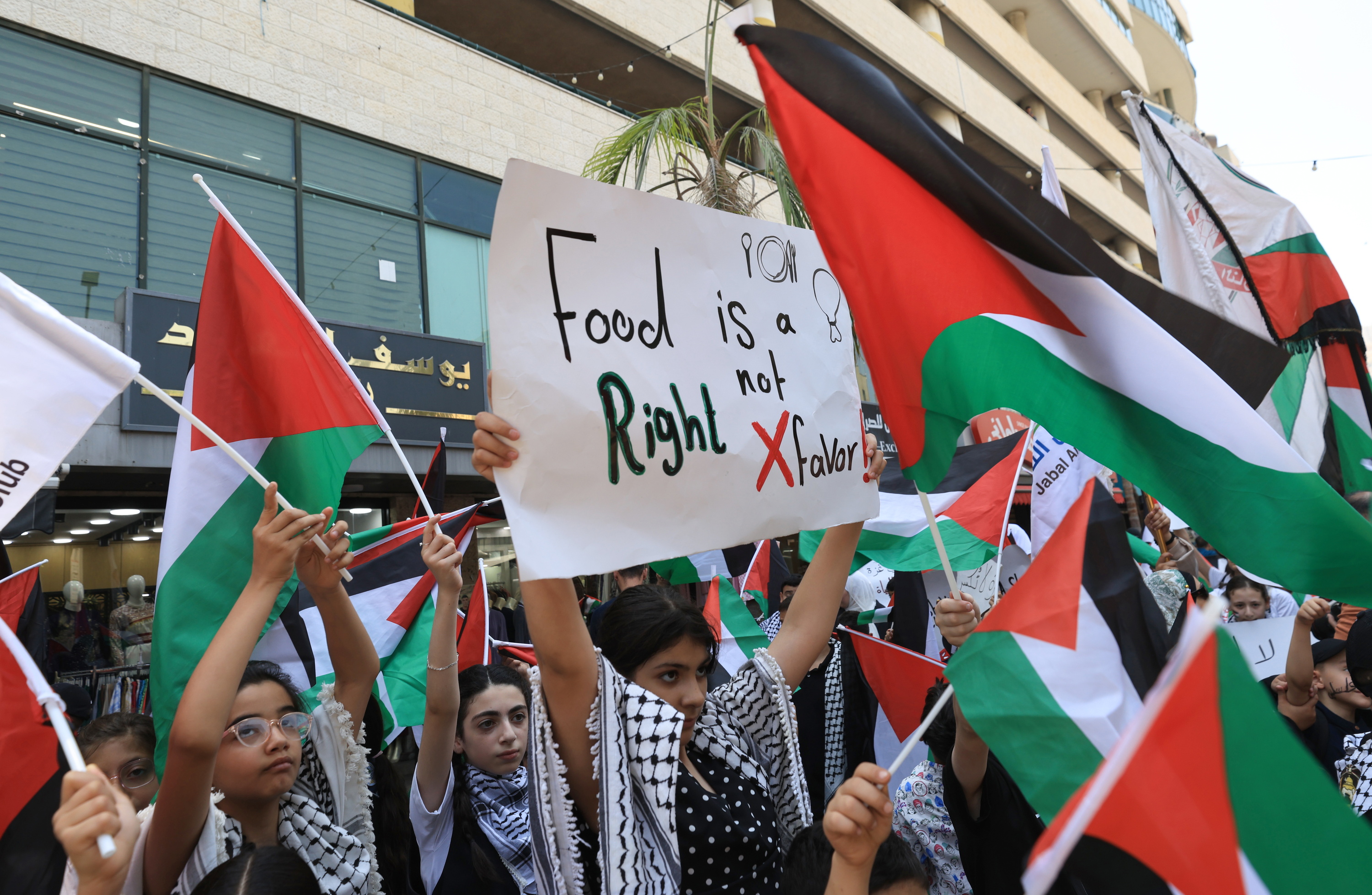 Palestinaren aldeko manifestazio bat, gaur, Zisjordanian. ALAA BADARNEH / EFE