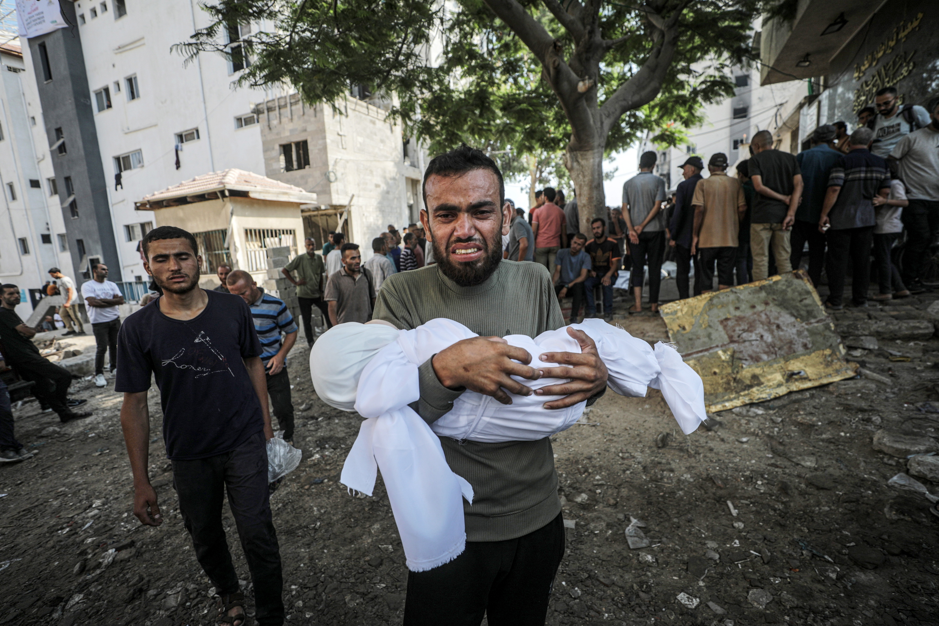 Palestinar bat bere haurraren gorpua besoetan duela, gaur, Gaza Hirian. MOHAMMED SABER / EFE