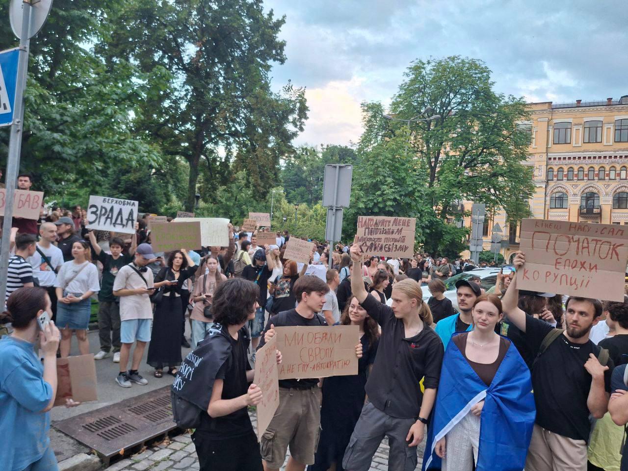 Manifestariak, atzo, Kieven. @KYIV
