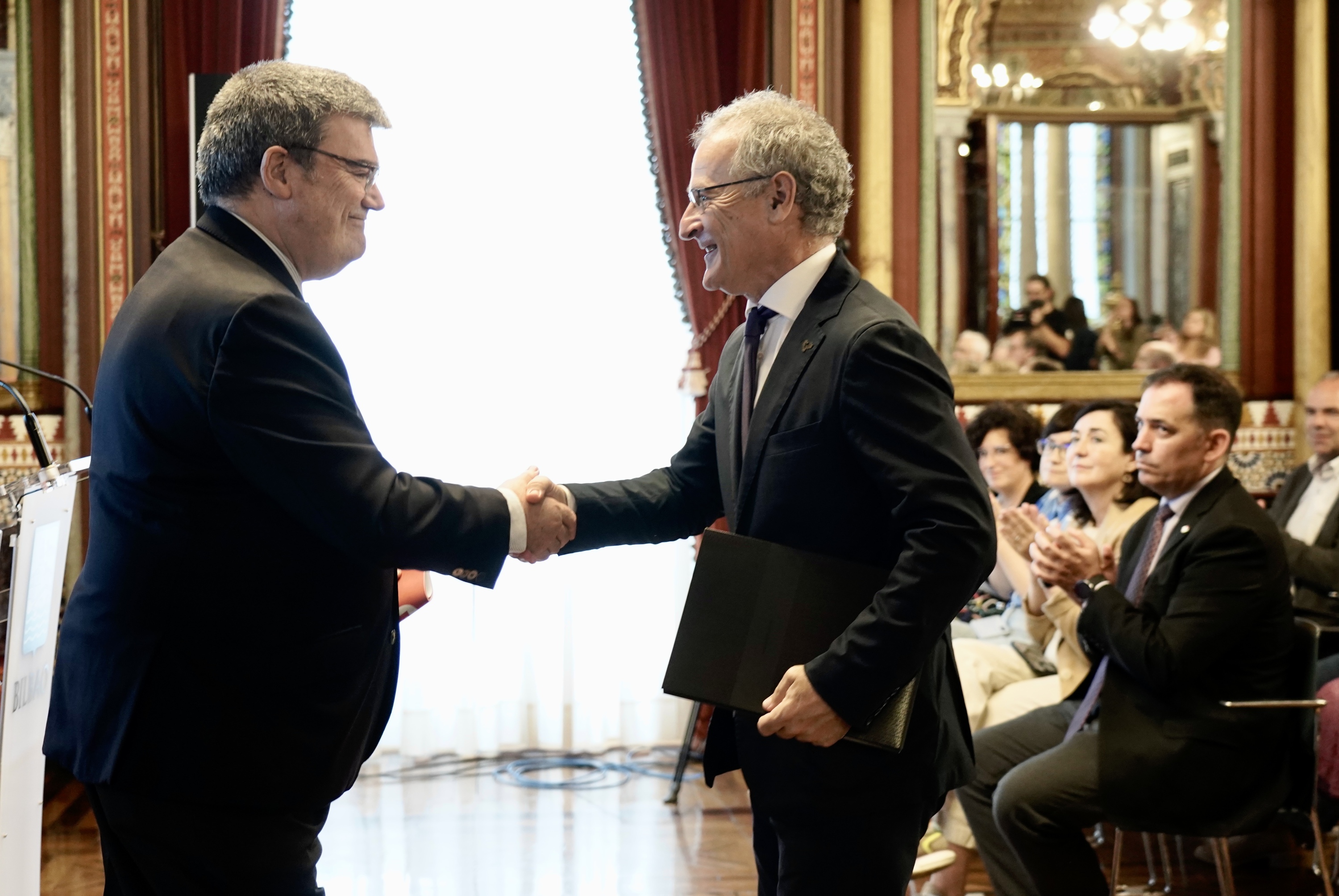 Juan Mari Aburtok eta Joxerramon Bengoetxeak aurkeztu dute proiektua, gaur. MARISOL RAMIREZ / FOKU