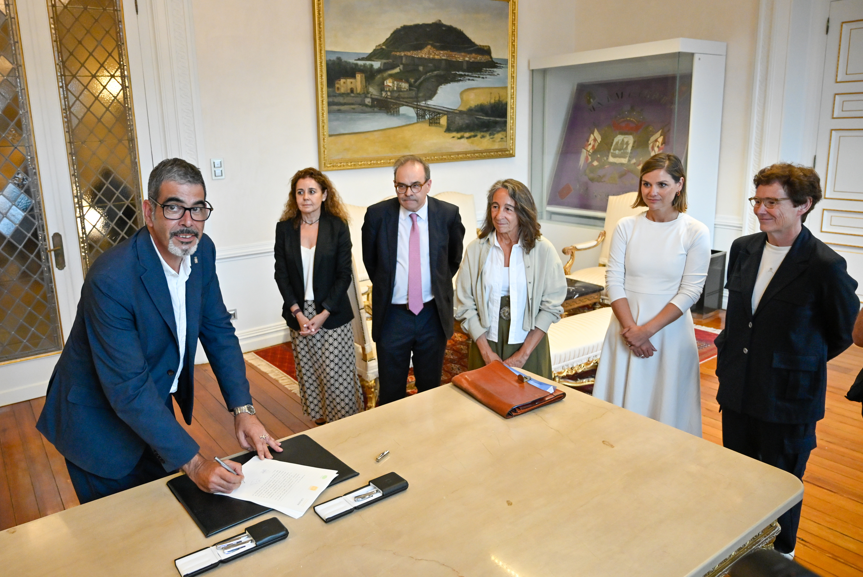 Goia, eskriturak sinatzen, atzean, besteak beste, Cano, Garmendia, Oiarbide eta Arzallus dituela. GORKA RUBIO / FOKU