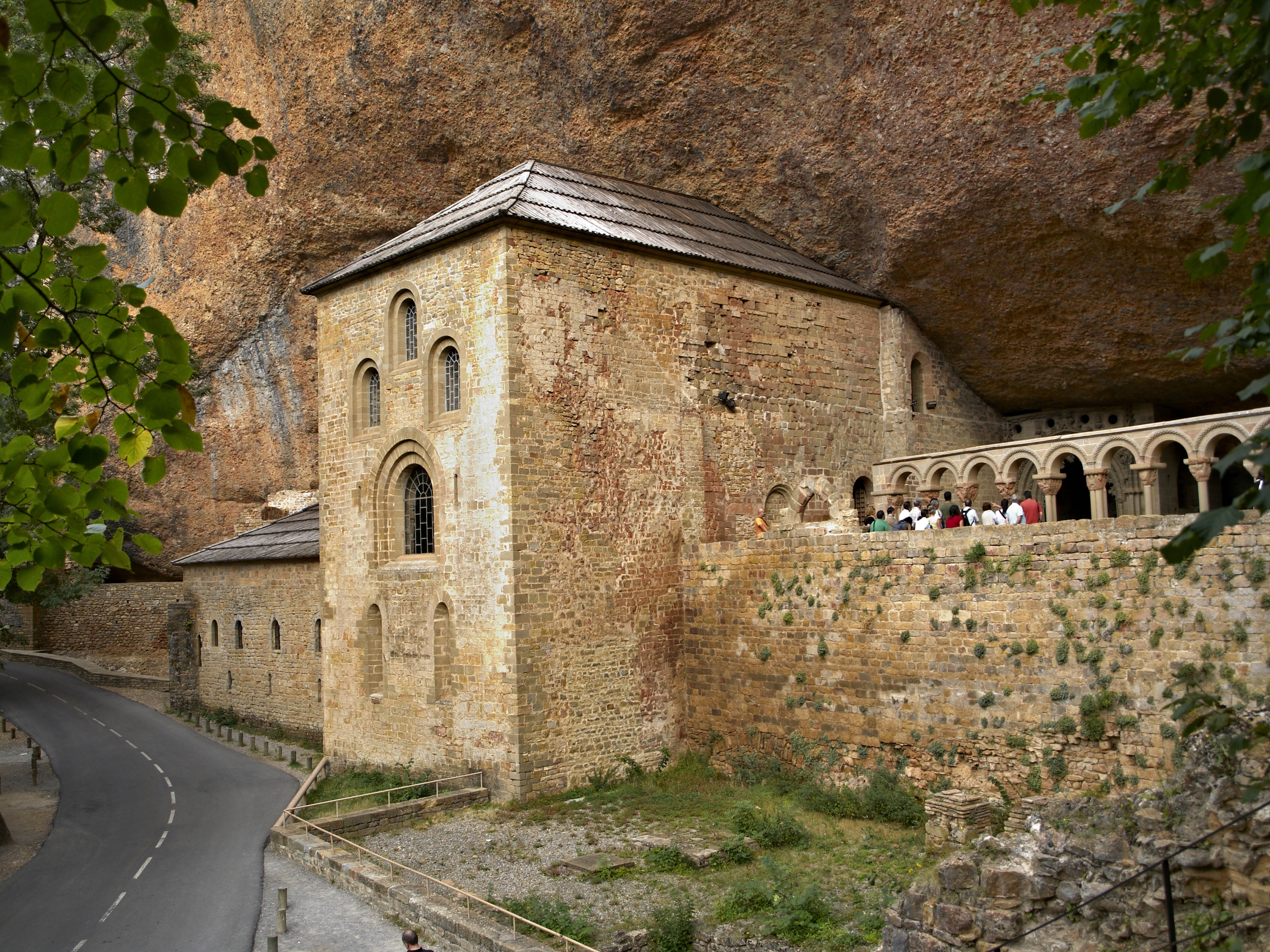 San Juan de la Peñako monasterio zaharra, harkaitzezko estalpe naturalaren babesean. ARAGOIKO TURISMOA