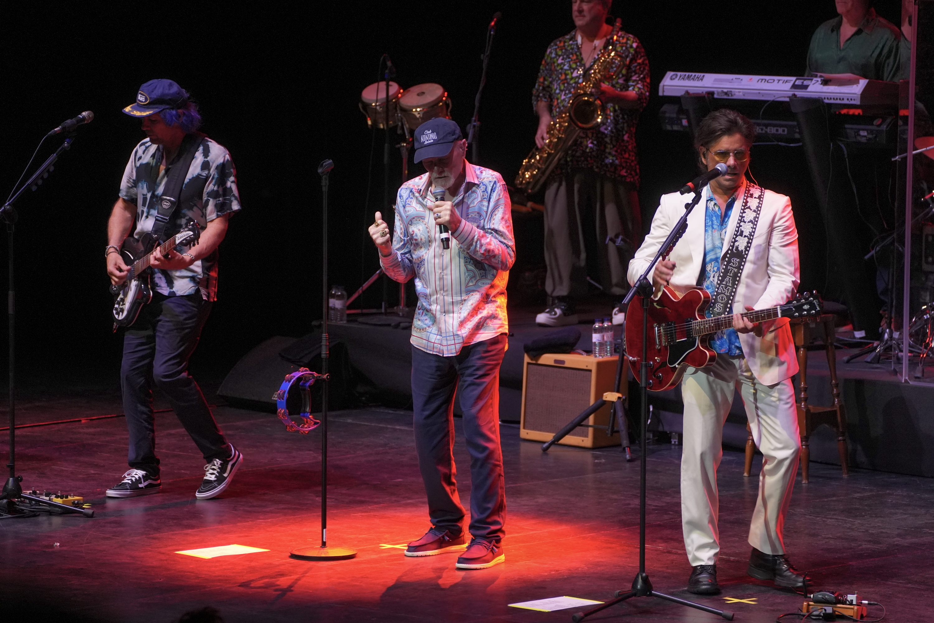 Christian Love, Mike Love eta John Stamos, atzo, The Beach Boysen kontzertuan. JON URBE / FOKU