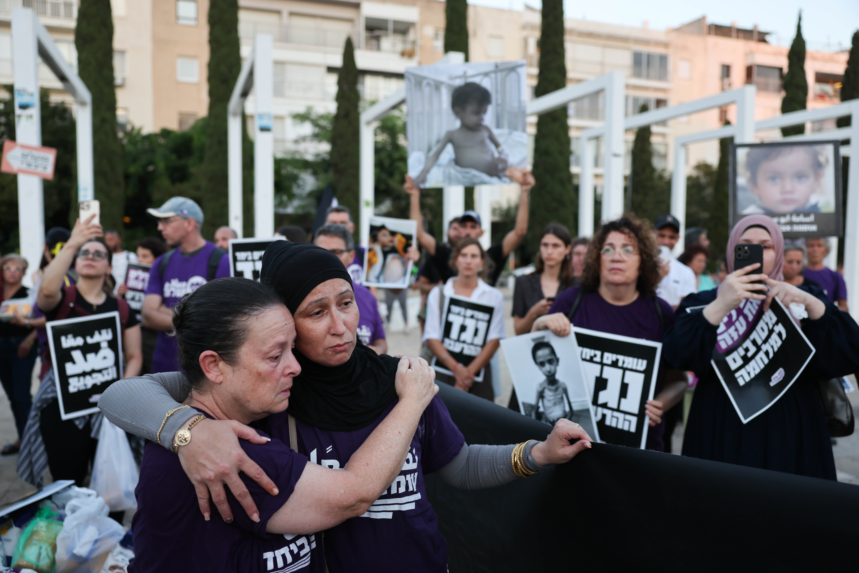Aktibista israeldar bat eta aktibista palestinar bat asteartean Tel Aviven, Gazako setioa bukatzeko eskatu zuen mobilizazio batean. ABIR SULTAN / EFE