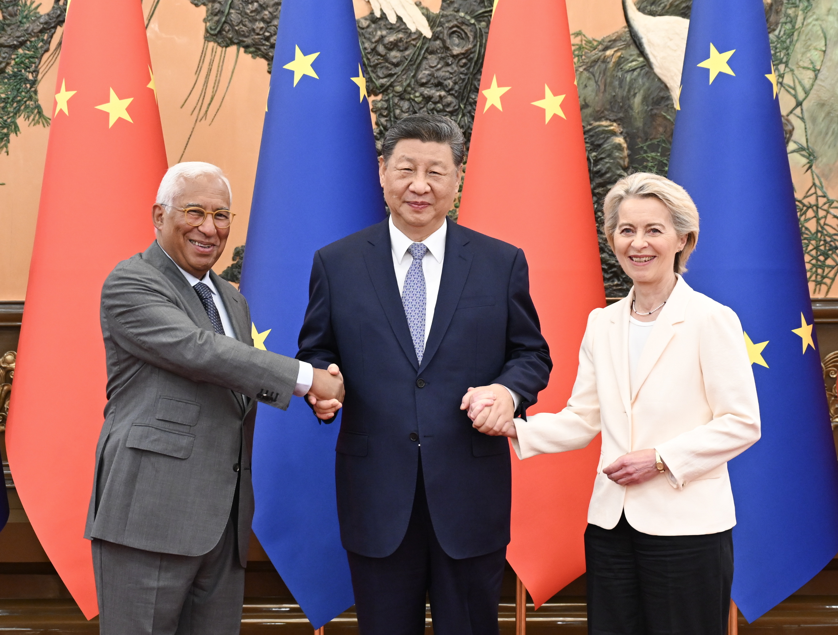 Antonio Costa Europar Kontseiluko presidentea, Xi Jinping Txinako gobernuburua eta Ursula von der Leyen Europako Batzordeko presidentea, ostegun honetan, Pekinen.  XIE HUANCHI /EFE 