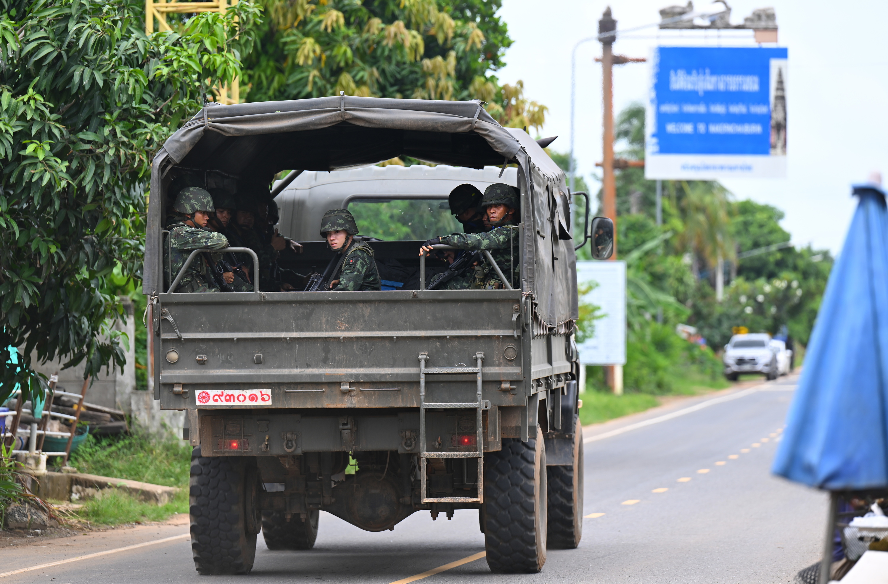 Thailandiako armadaren kamioi bat, soldaduak Kanbodiako mugara eramaten, Surin probintzian, gaur. KAIKUNGWON DUANJUMROON / EFE