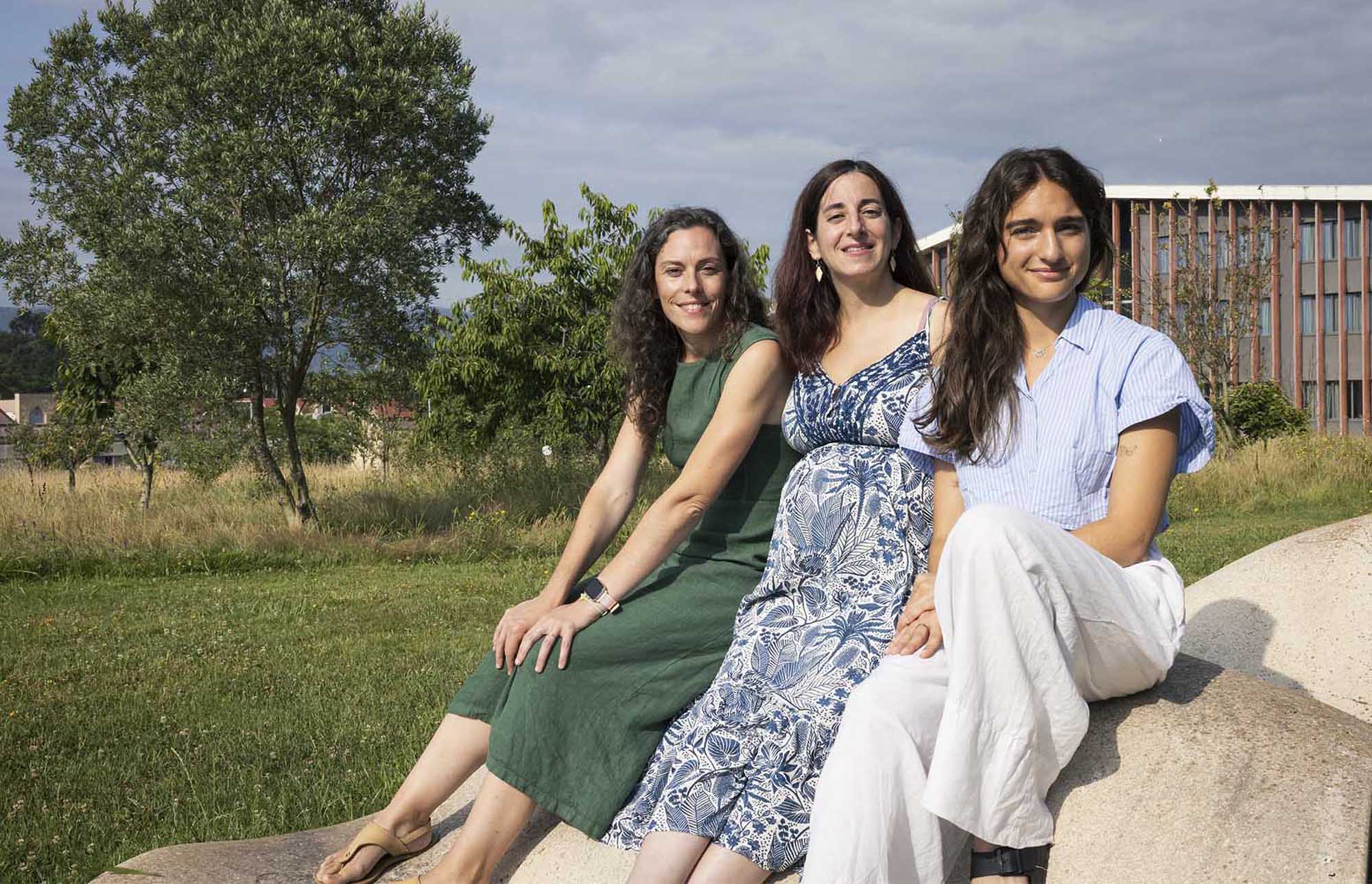 Amaia Irizar, Iraia Garcia eta Zihara Alonso ikertzaileak, EHUko Leioako Campusean. EGOI MARKAIDA