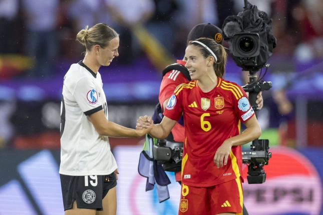 Klara Buhl eta Aitana Bonmati elkarri bostekoa ematen. MICHAEL BUHOLZER / EFE Klara Buhl eta Aitana Bonmati elkarri bostekoa ematen. MICHAEL BUHOLZER / EFE