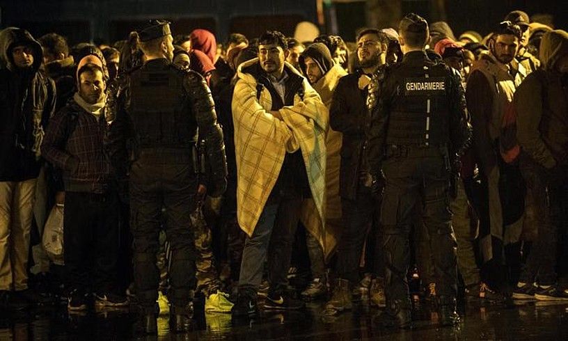 Migratzaile talde bat, jendarmeak parean dituztela, hilabete hasieran, Parisen. J. DE ROSA / EFE