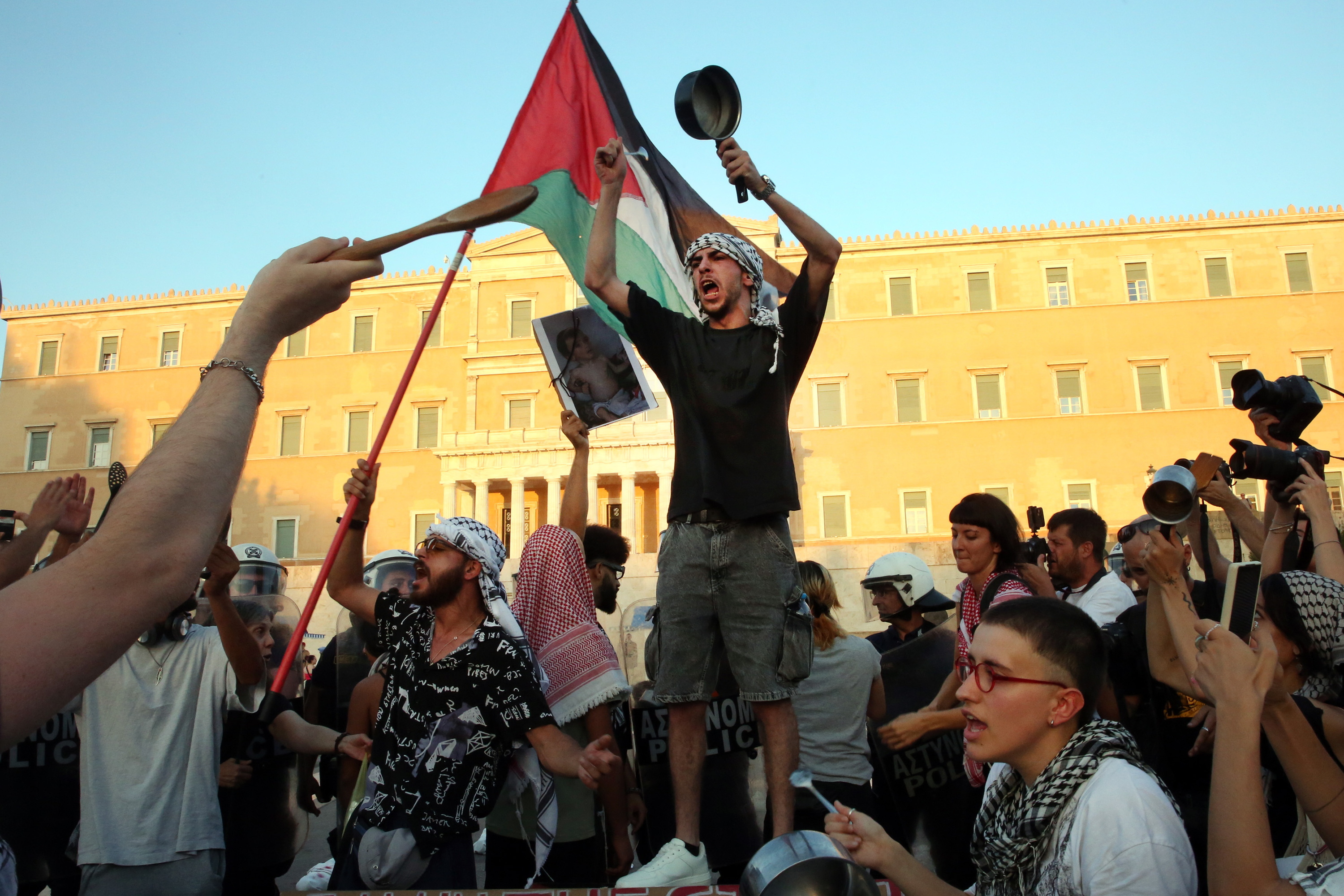 Palestinaren aldeko manifestazio bat, Atenasen, gaur. ORESTIS PANAGIOTU / EFE