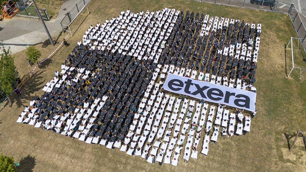 Euskal presoak etxeratzeko eskatu dute mosaiko bat eginda, Lakuntzan. ETXERAT