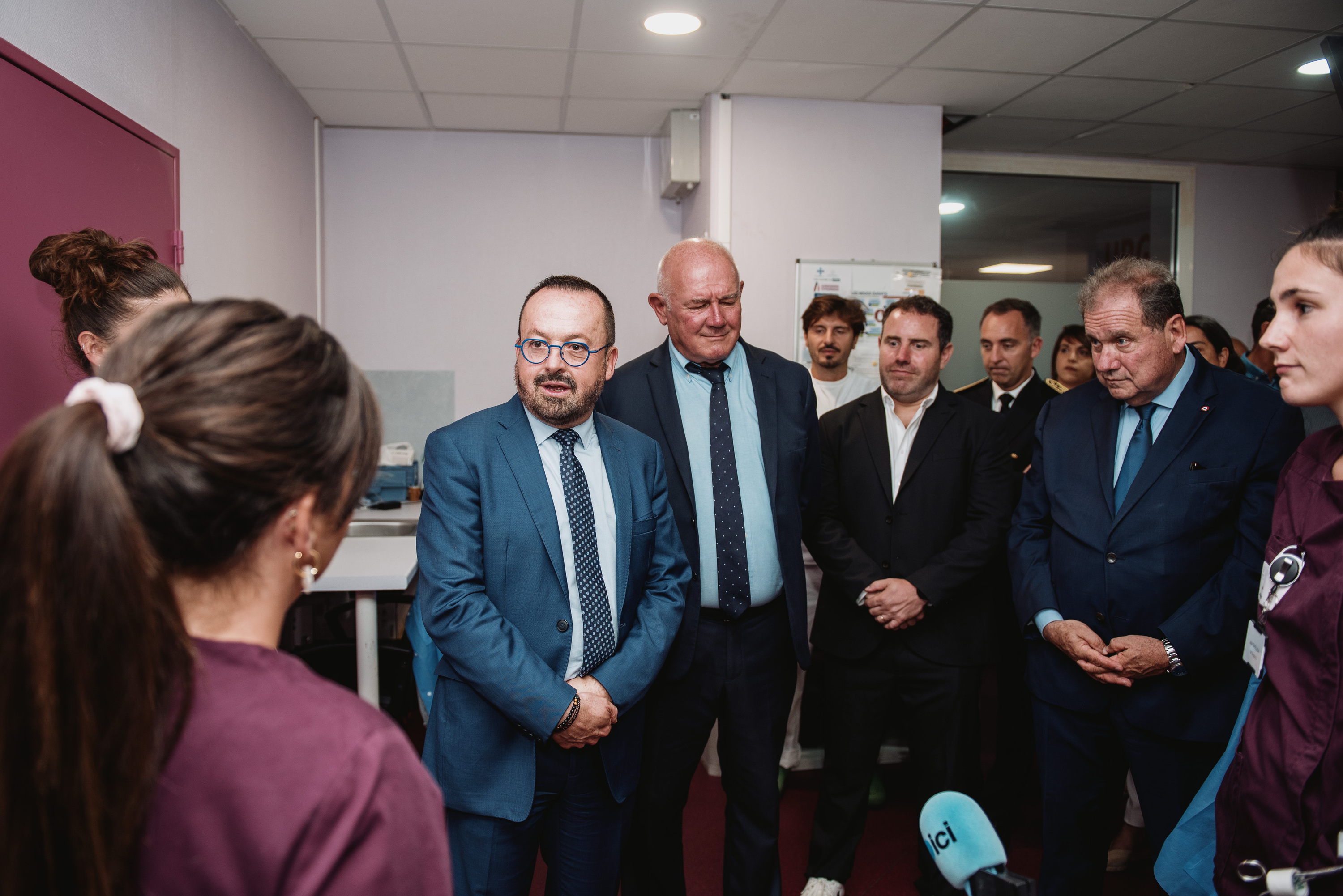 Frantziako Osasun Ministro Yannick Neuder gaur, Donibane Lohizuneko poliklinikan. GUILLAUME FAUVEAU