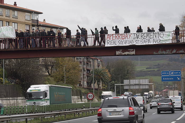 Sapako langileak, N-1 errepidea zeharkatuz, manifestazioan. GORKA RUBIO / FOKU