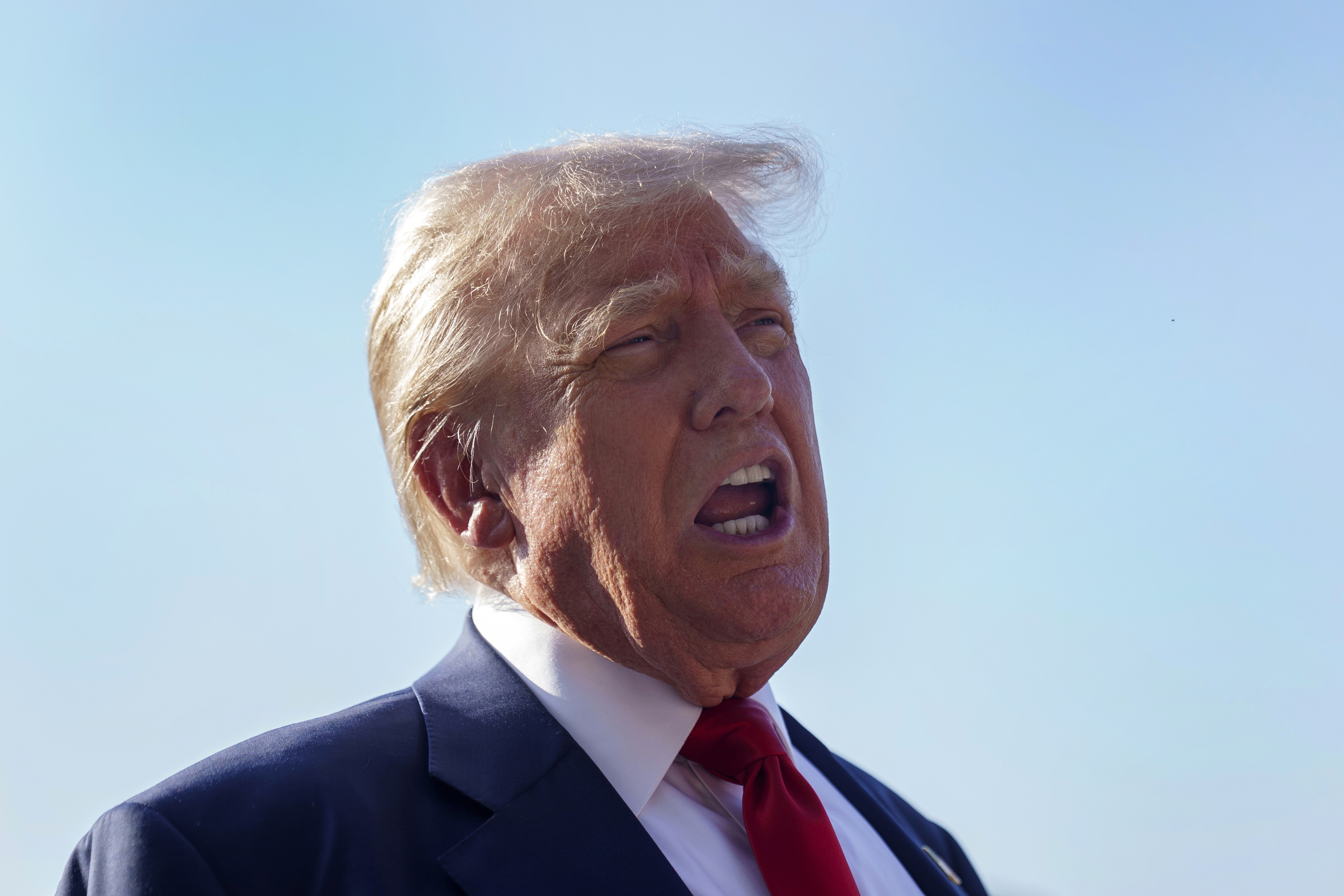 Donald Trump, Etxe Zuriaren kanpoaldean, Eskoziara abiatzear. WILL OLIVER / EFE