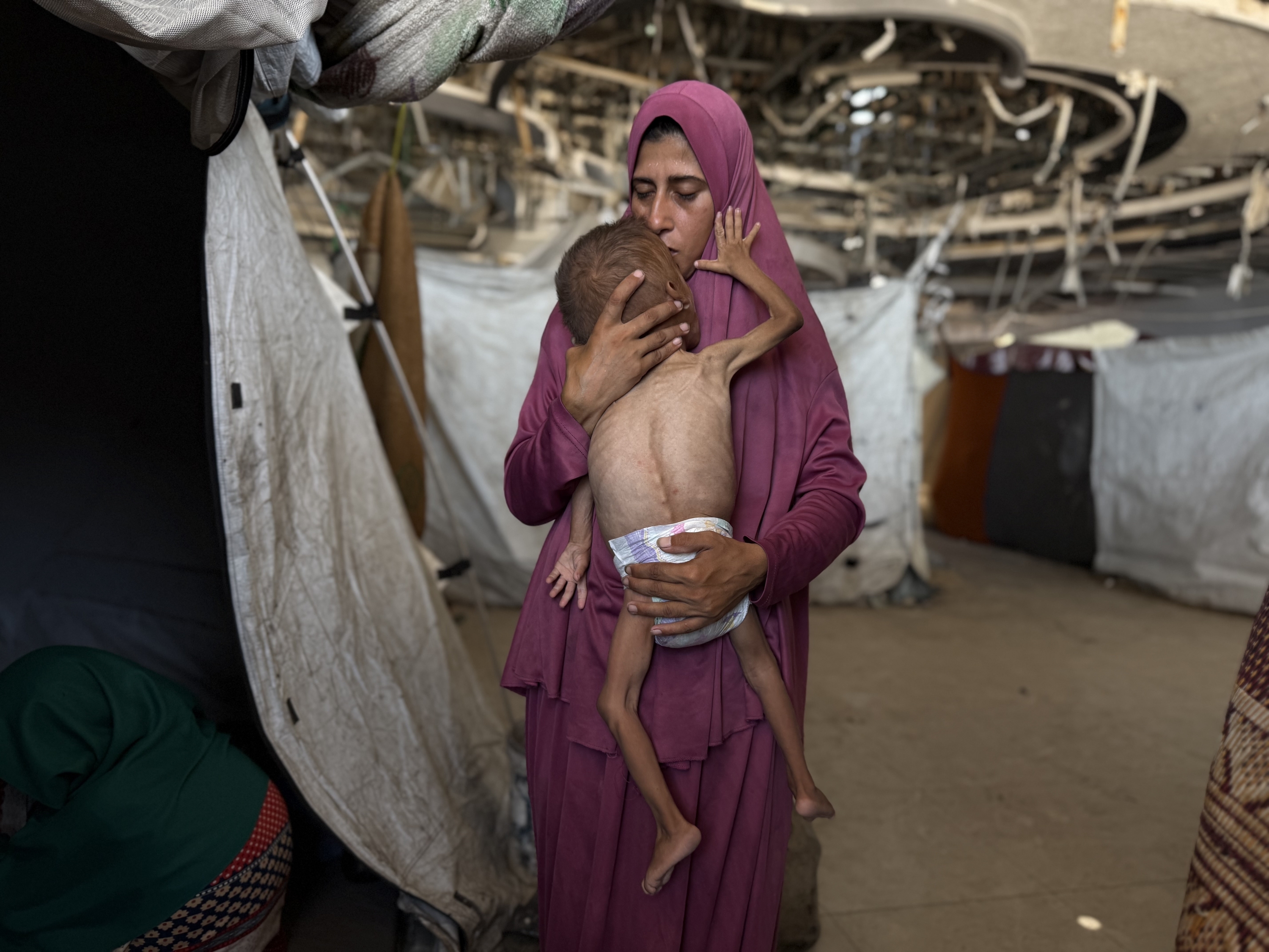 Ama bat bere haurra besoetan duela, gaur, Gazan. AHMAD AWAD / EFE