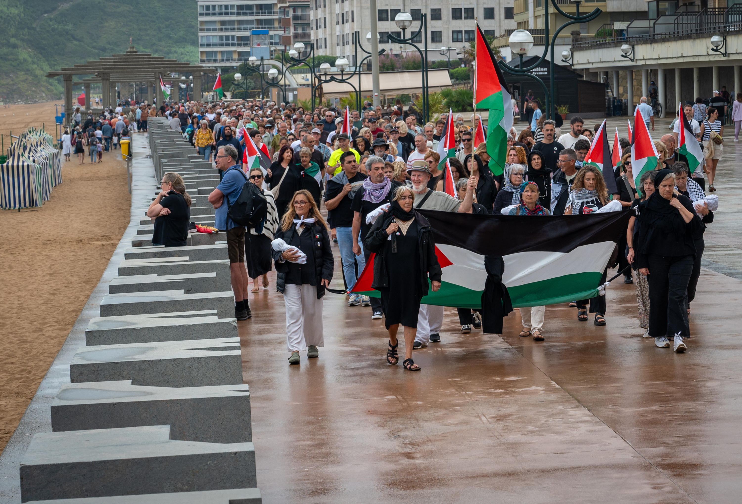 Gazako sarraskia salatzeko elkarretaratzea, gaur, Zarautzen. GORKA RUBIO / FOKU