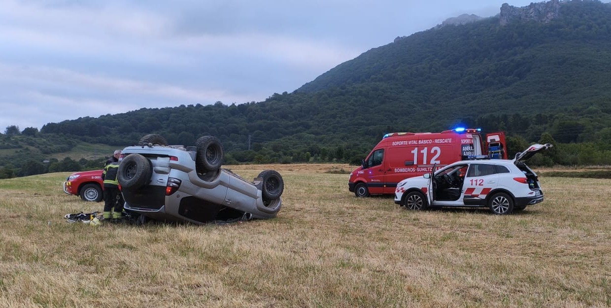 Istripua izan duen autoa iraulita, gaur, Iturmendin. NAFARROAKO GOBERNUA