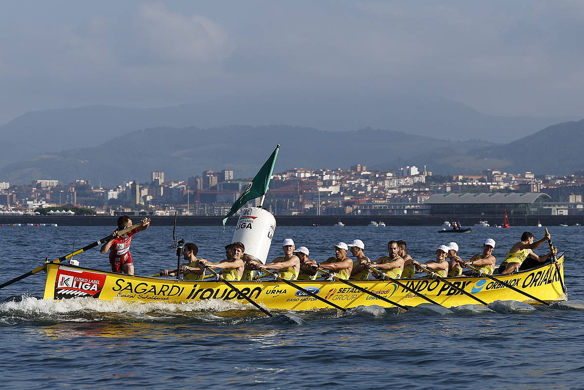 Orio ziaboga bat hartzen, atzo, Getxon. MIGUEL TOÑA / EFE